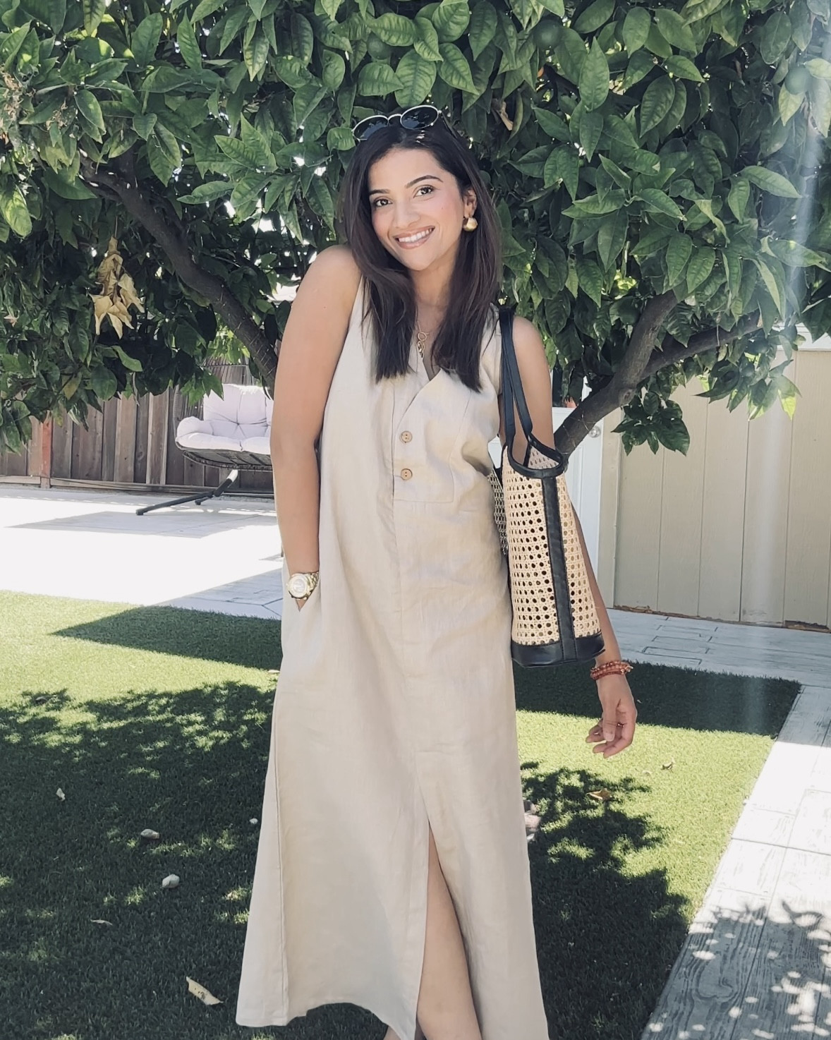 When summer calls for effortless style, this dress from @shop.reistor is my go-to. Light, breathable, and sustainably made – it balances comfort with chic minimalism. Perfect for coffee runs, garden strolls, or simply soaking in the sunshine 🌿✨

Love how versatile it feels while being kind to the planet too 💛

#reistor #reistorlife #reistorspringstyle #summerdress #linendress #summerstyle #easybreazy #springsummer #ootd 
