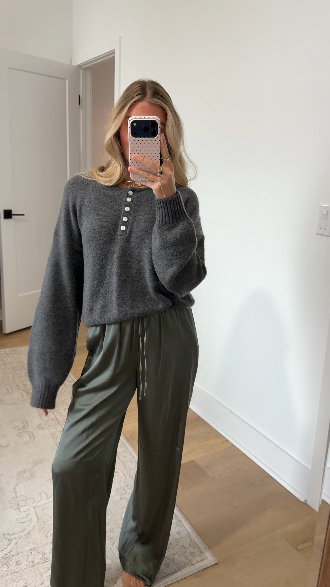 @abercrombie size xs A&F Gemma Satin Wide Leg Pull-On Pant

Our signature A&F Gemma wide leg pant in a soft satin fabric. Features a pull-on style elasticated waistband with a drawcord detail for comfort and an adjustable rise