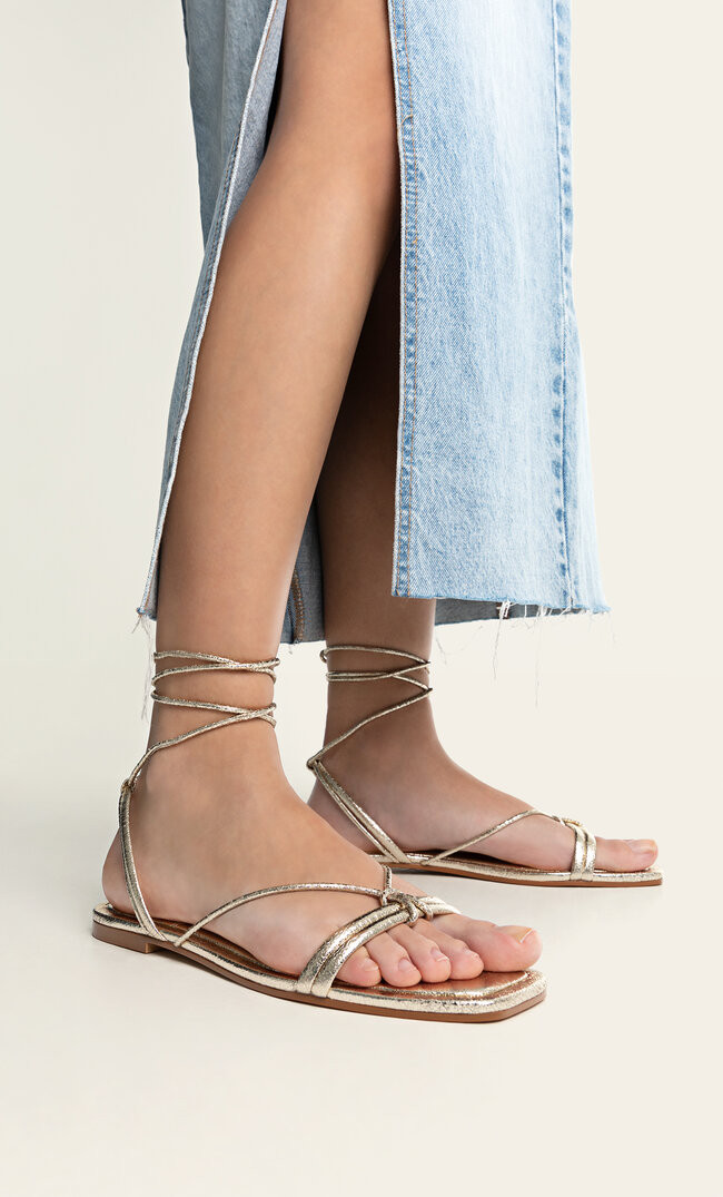 Sandales plates dorées avec brides | Stradivarius (FR)