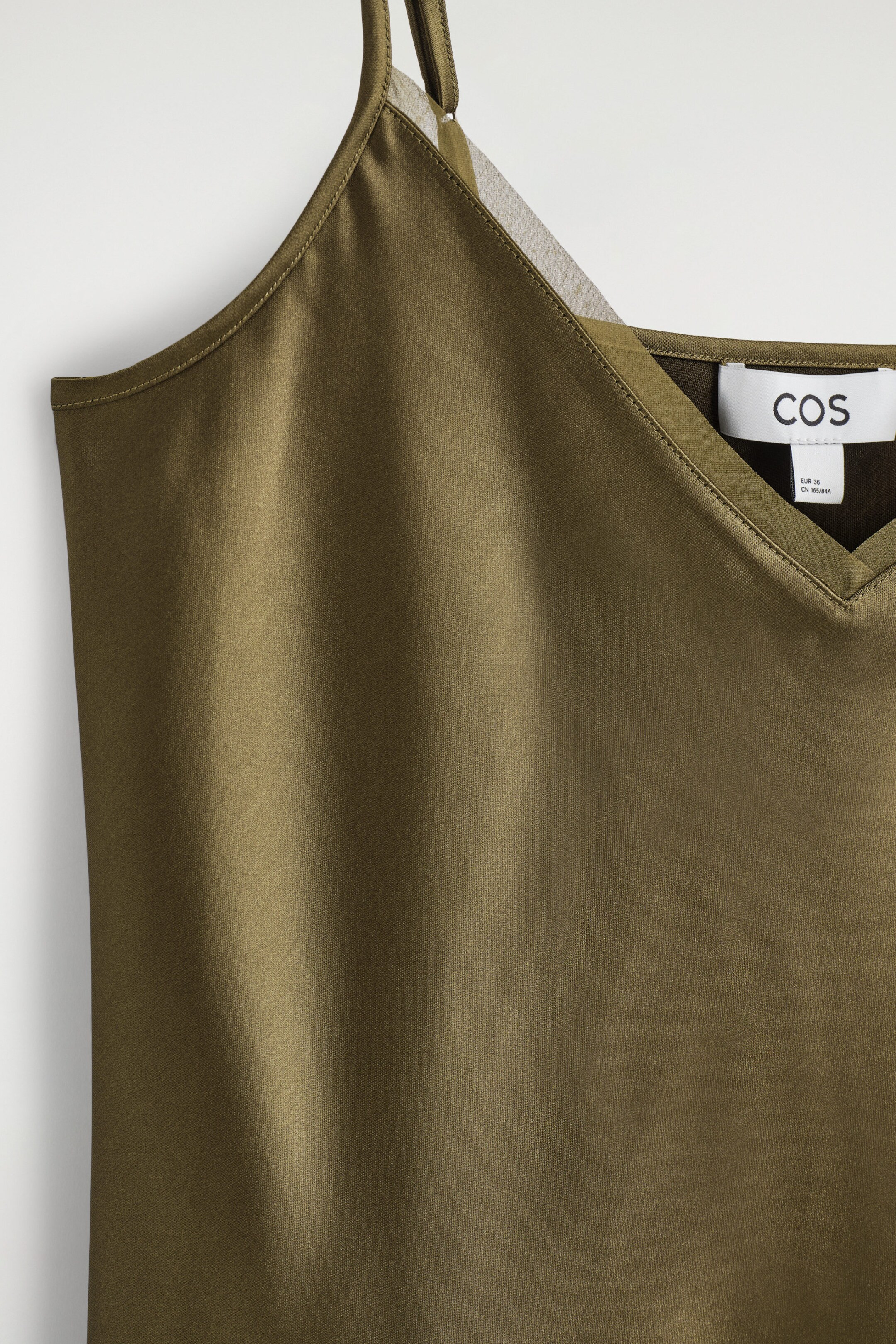 TOP CANOTTA IN RASO CON SCOLLO A V - MARRONE | COS IT | COS (EU)