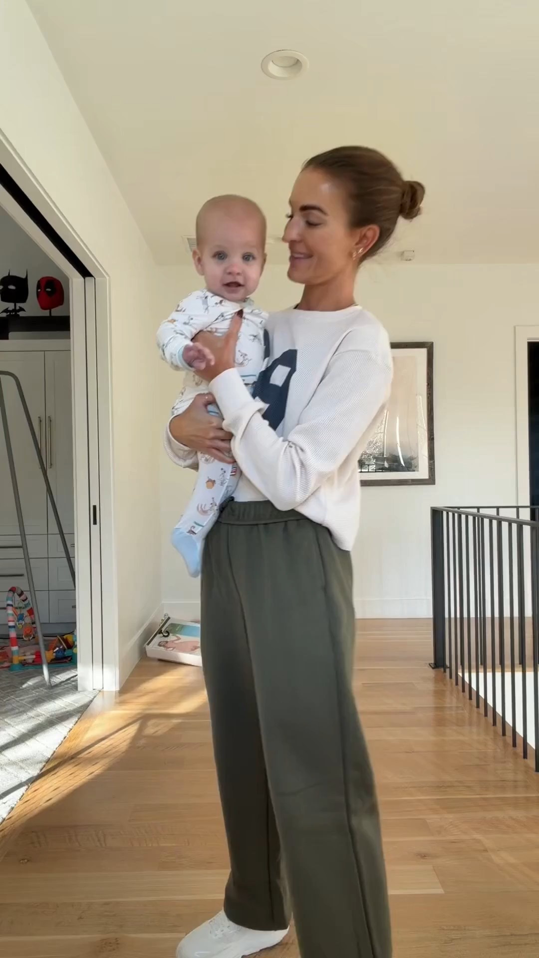 comfy sunday sweats 🤍


mom outfit 
sweatpants 
alo sweatpants 
casual outfit 

#LTKootd #LTKmomlife