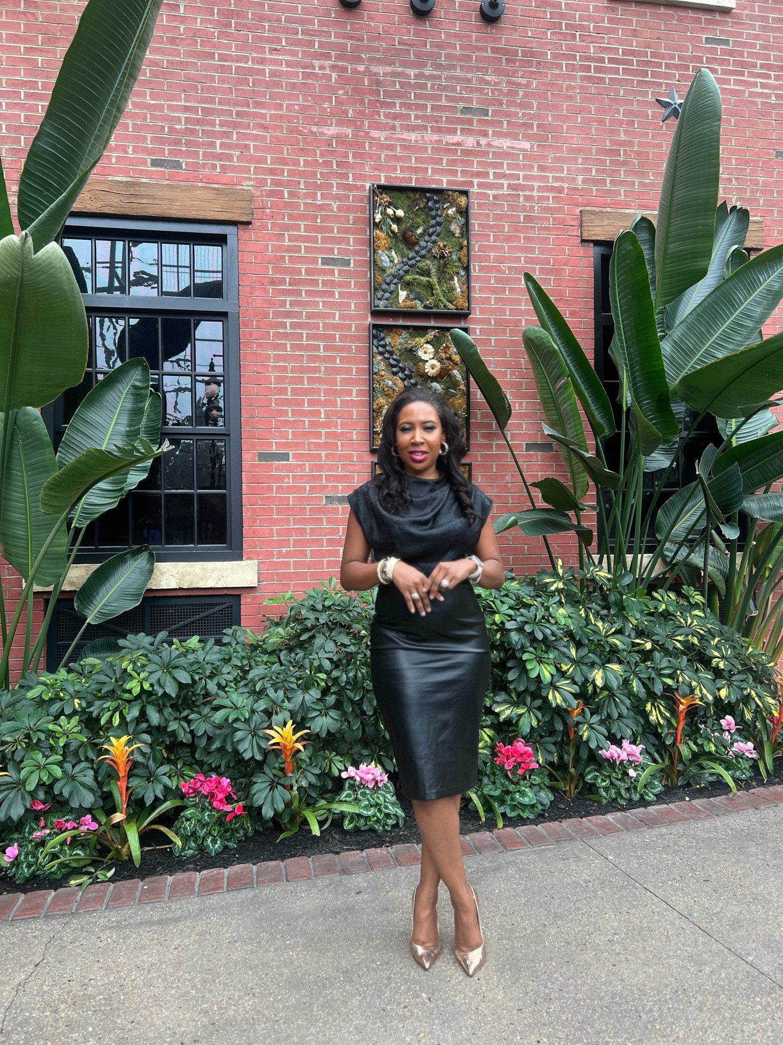  Step into the spotlight with a fierce all-black look and shimmering gold heels 💃 #stylishlybold #ootd #allblack #workoutfit #falloutfit


#LTKOver40 #LTKWorkwear #LTKStyleTip