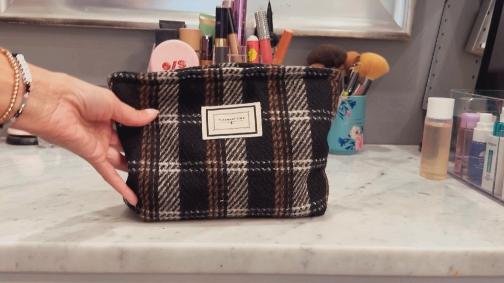 Does it get more Fall than this pouch? I toss it into my tote or carry on & it keeps everything organized for me. Use it for makeup or whatever! ♥️

#LTKSaleAlert #LTKOver40 #LTKFindsUnder50