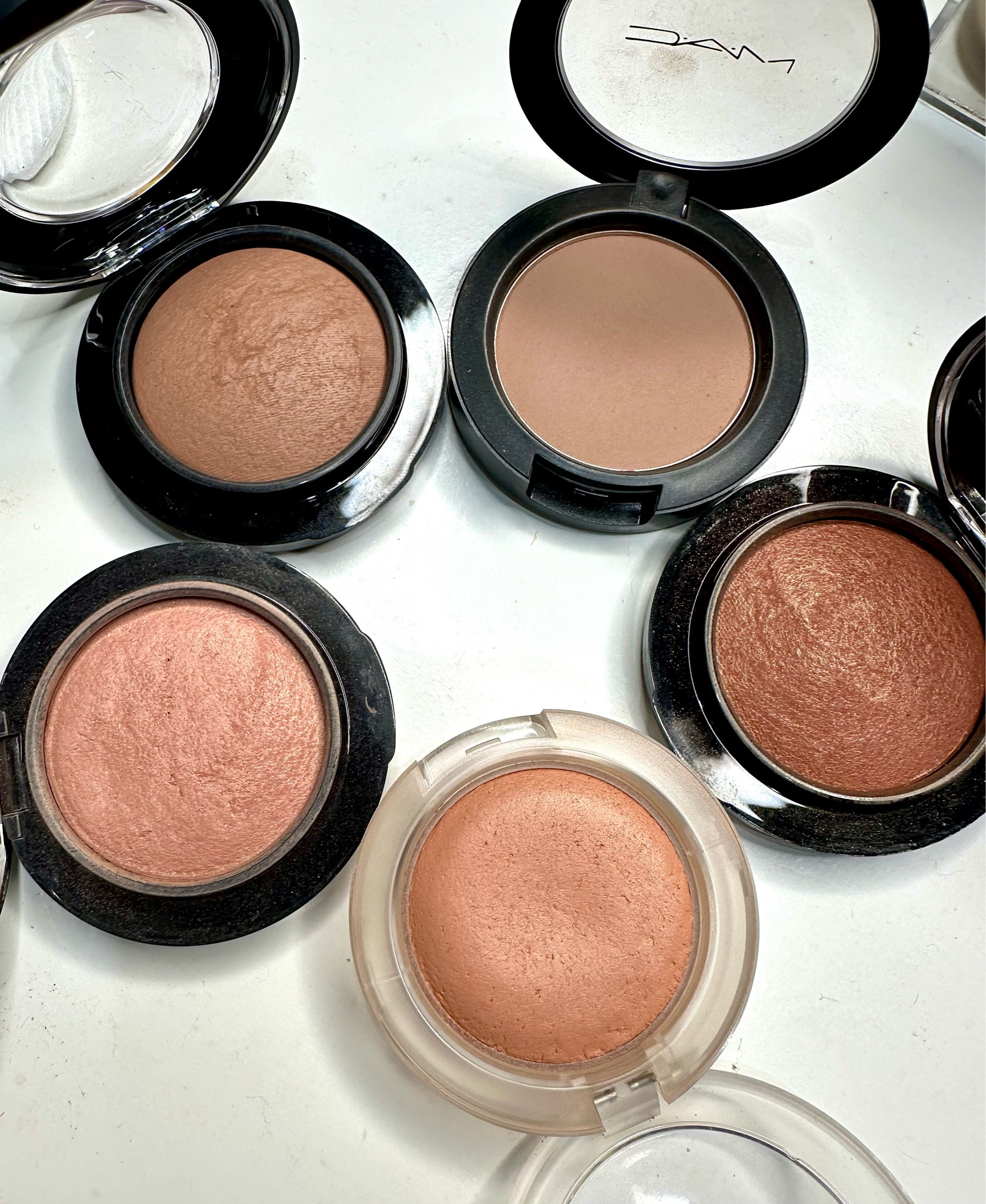 5 blushes da M.A.C nos tons mais pro bege que eu amo! 

Cores:  
Blush Glow Play So Natural 
Blush Mineralize Love Joy 
Blush Harmony 
Blush Mineralize Humour Me 
Blush Mineralize Warm Soul

#LTKbeauty #LTKbrasil