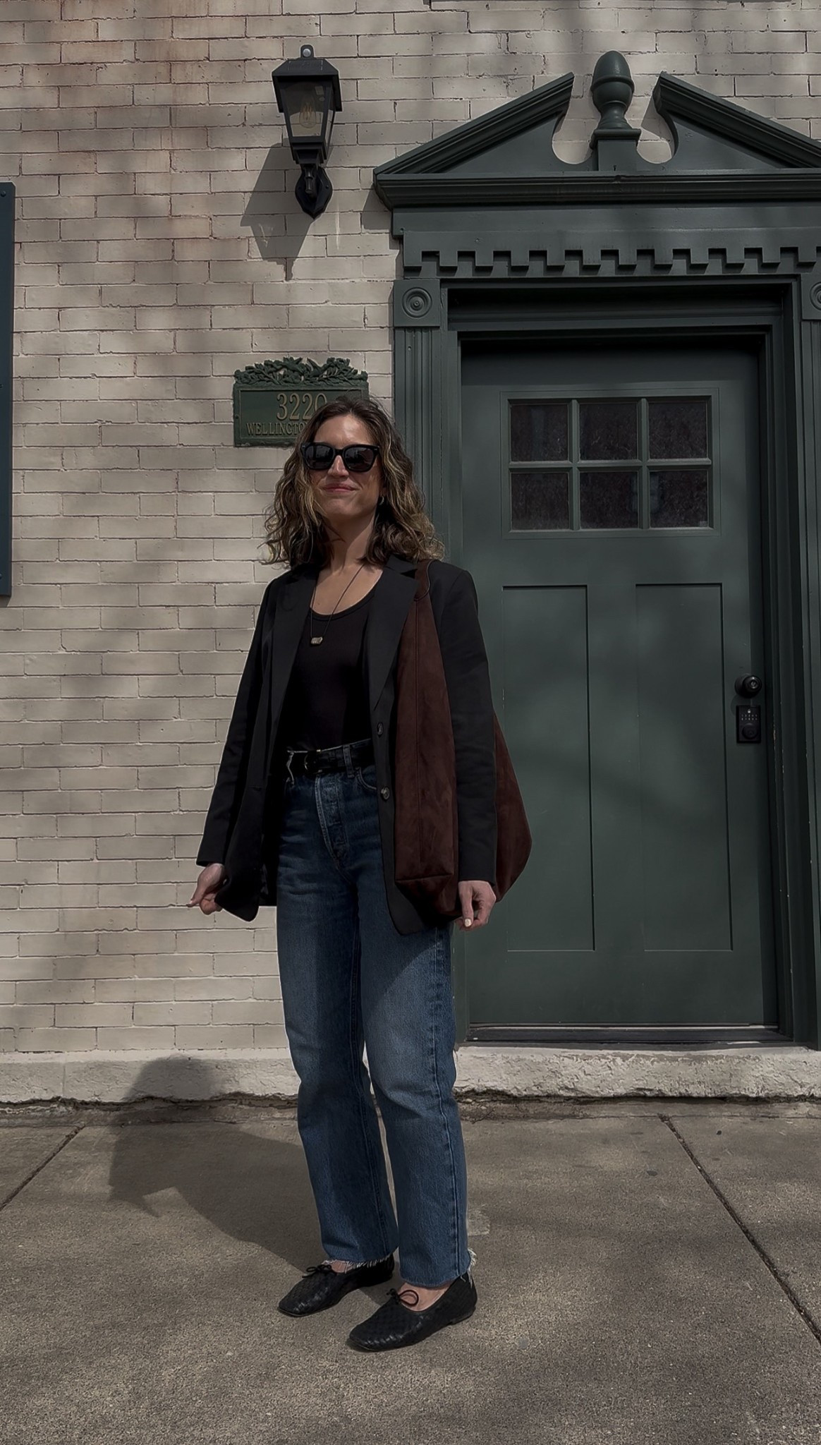 Look of the Day // 3.25

Everlane tank, XS, TTS for a slim fit. Everlane blazer, 0, TTS for a relaxed fit. Agolde denim, 25, TTs for a relaxed fit. Frēda Salvador flats, STITCHANDSALT10 for a 10% off. Gap bag. Quince sunglasses. Heaven Mayben necklace  

#LTKOver40 #LTKPetite #LTKootd