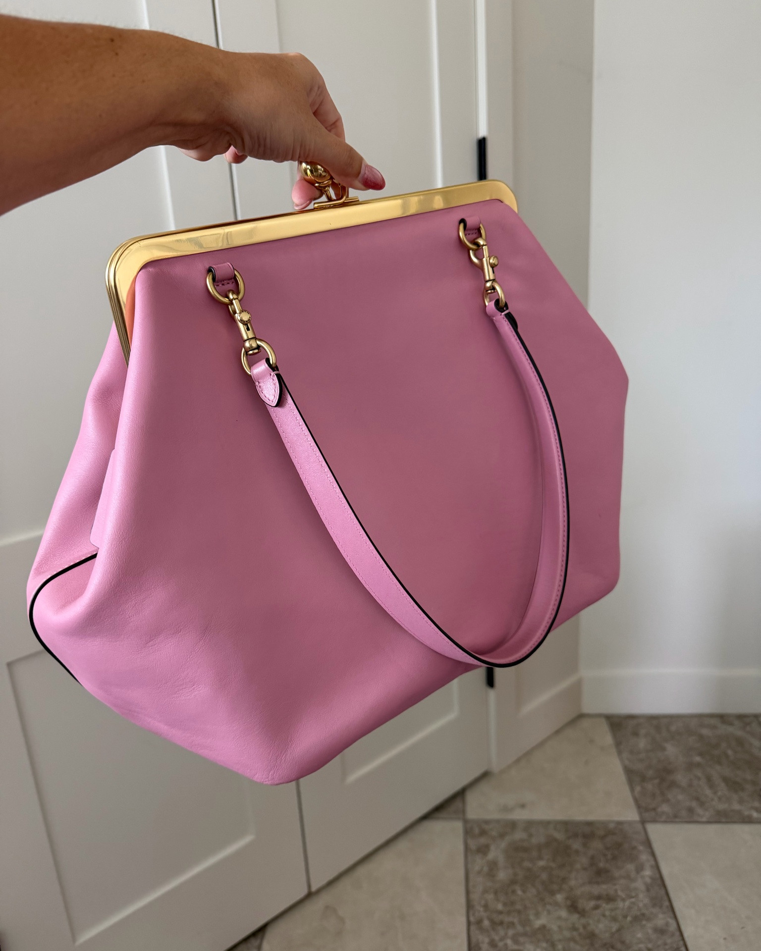This is a coach bag my friend let me borrow. It’s so stinking cute! I love it. I found a dupe on Amazon!!!!!