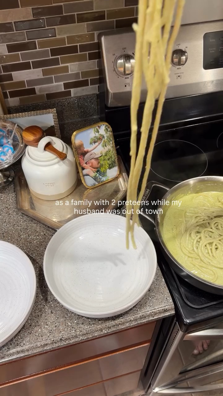 We definitely we way more balanced dinners when Eric’s home. Anyone else?! 🙈

#dinner #Dinnerldeas #familydinners #kidfriendlymeals