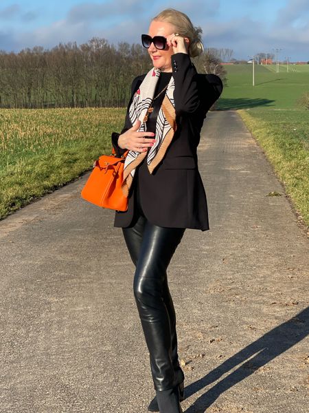 #orangedetails🧡🧡
Mein Look mit schwarzem Blazer, Fakelederhose und orangen Details 🧡🧡

#LTKSeasonal #LTKeurope #LTKstyletip