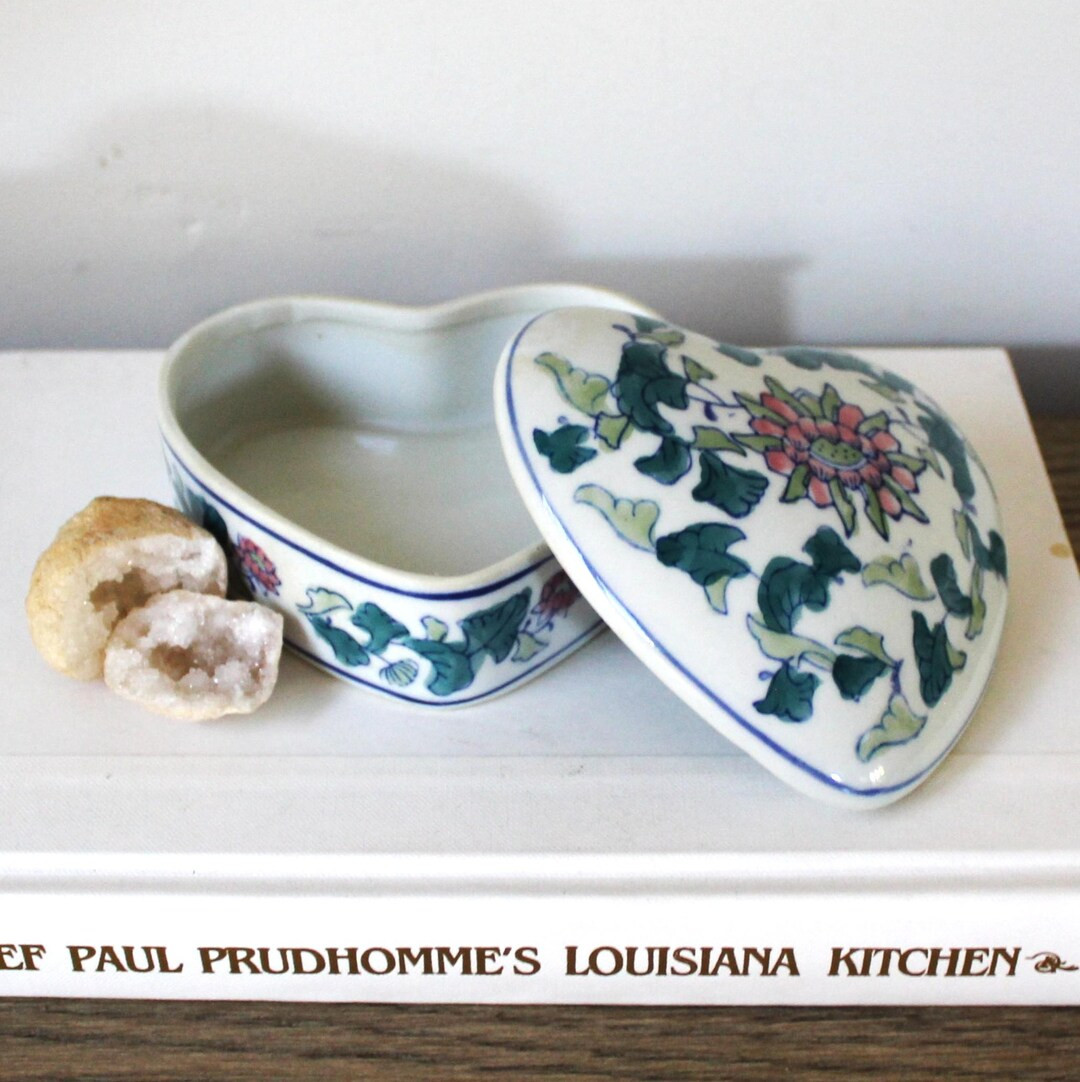 Vintage Heart Shaped Chinoiserie Box, Porcelain Trinket Dish, Lidded Jar, Vanity Jar, Decorative ... | Etsy (US)