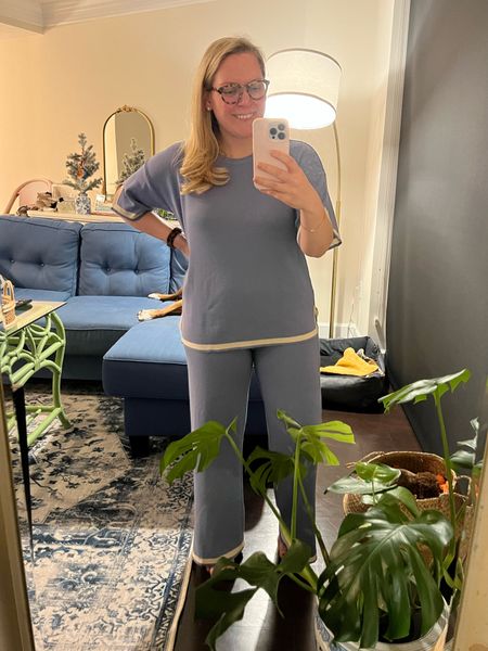 Friday night in with this new #AmazonFind matching lounge set. I’m wearing a size medium and it’s perfectly slouchy 
#matchingset #lounge #loungewear #amazon #size10 #size10style 

#LTKfindsunder50