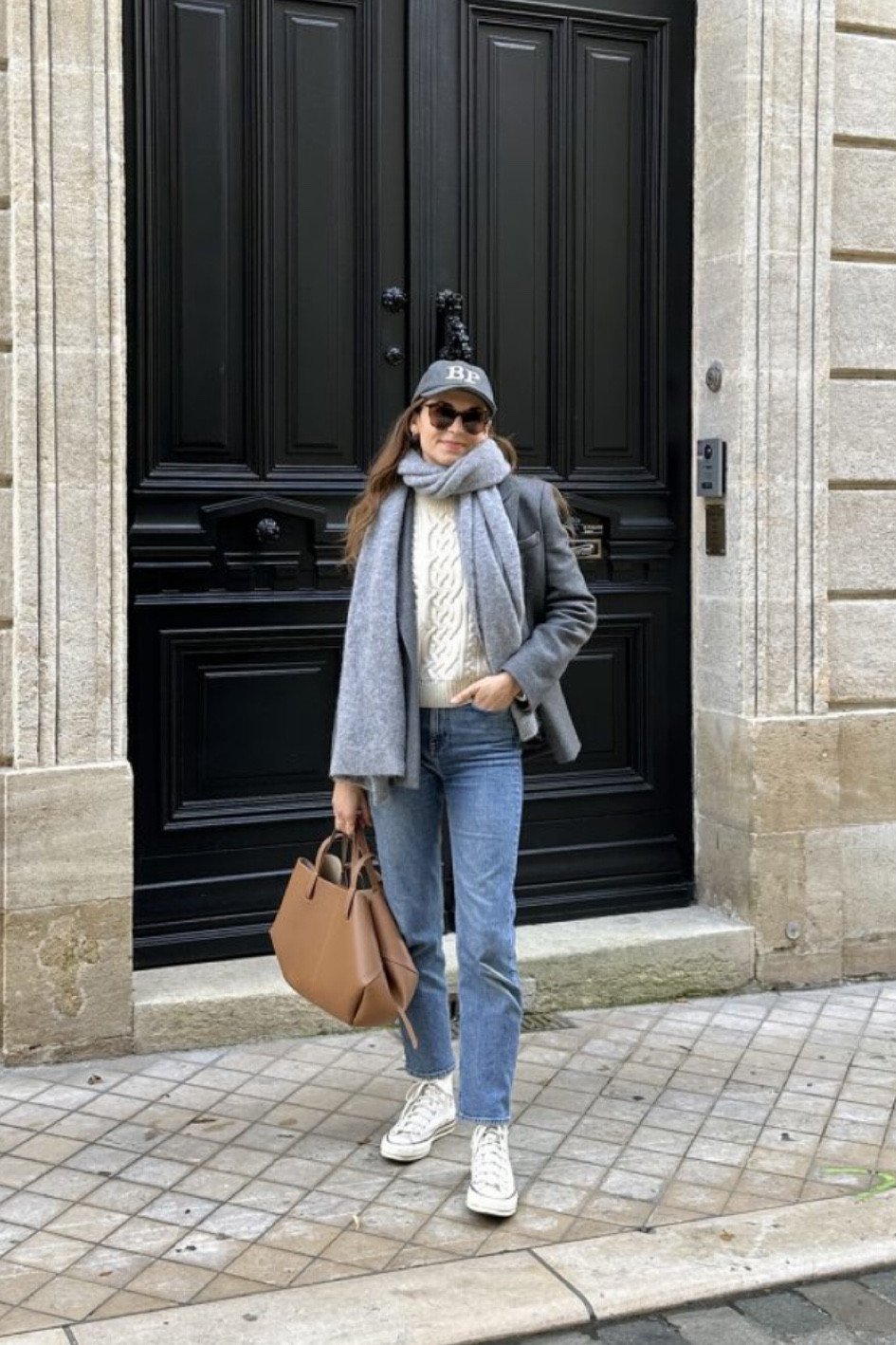 Winter cozy fit 

jeans slim & Other Stories, jeans bleu, écharpe Marianne, écharpe en laine grise, pull en maille torsadée crème, sac cabas en cuir, sac Polène marron, baskets Converse Chuck 70 canvas

#LTKSeasonal #LTKstyletip