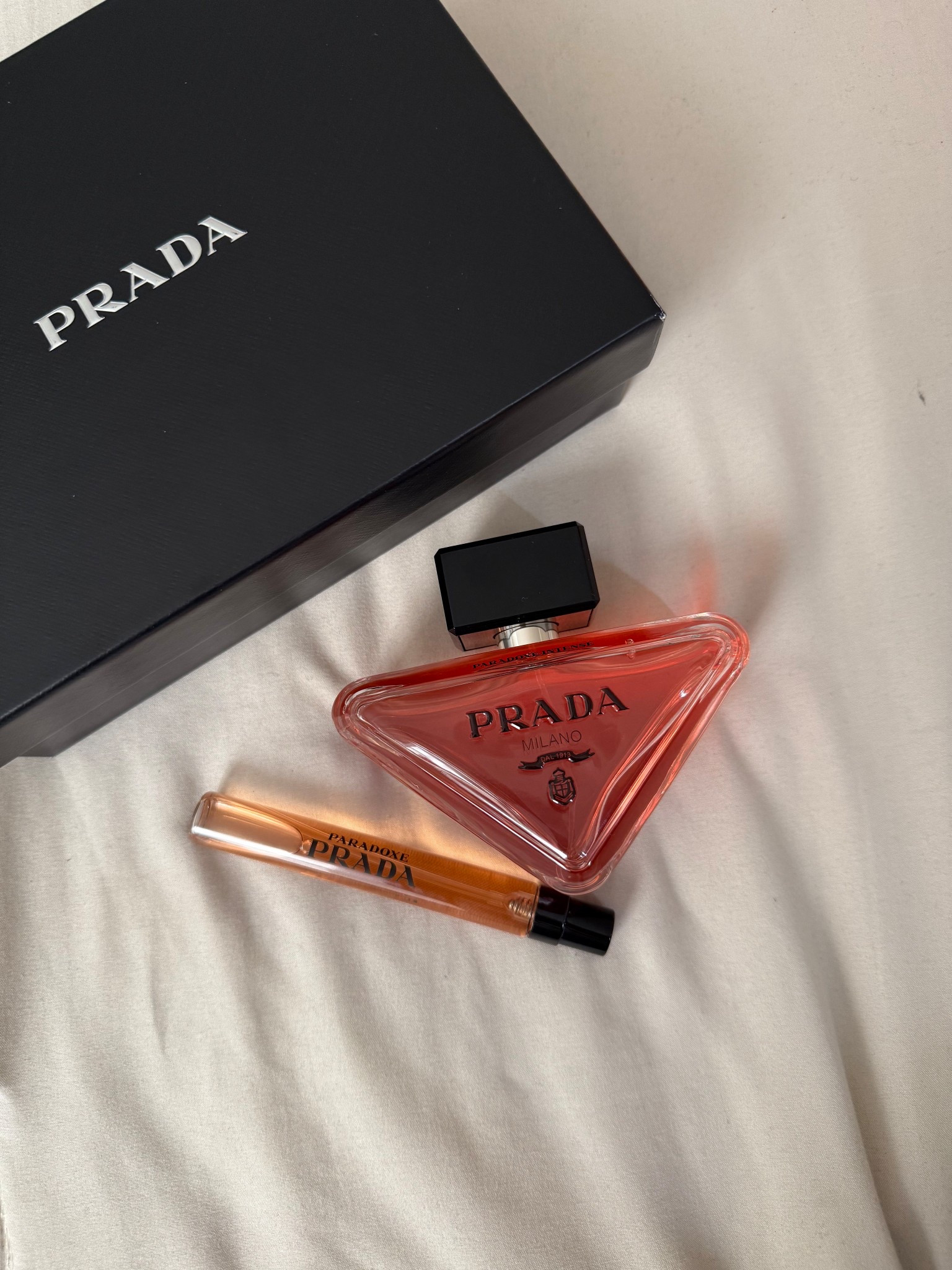 Smells so good 🖤✨ 10/10 recommend

#prada #pradaparadoxeintense #perfumes #fragrances 