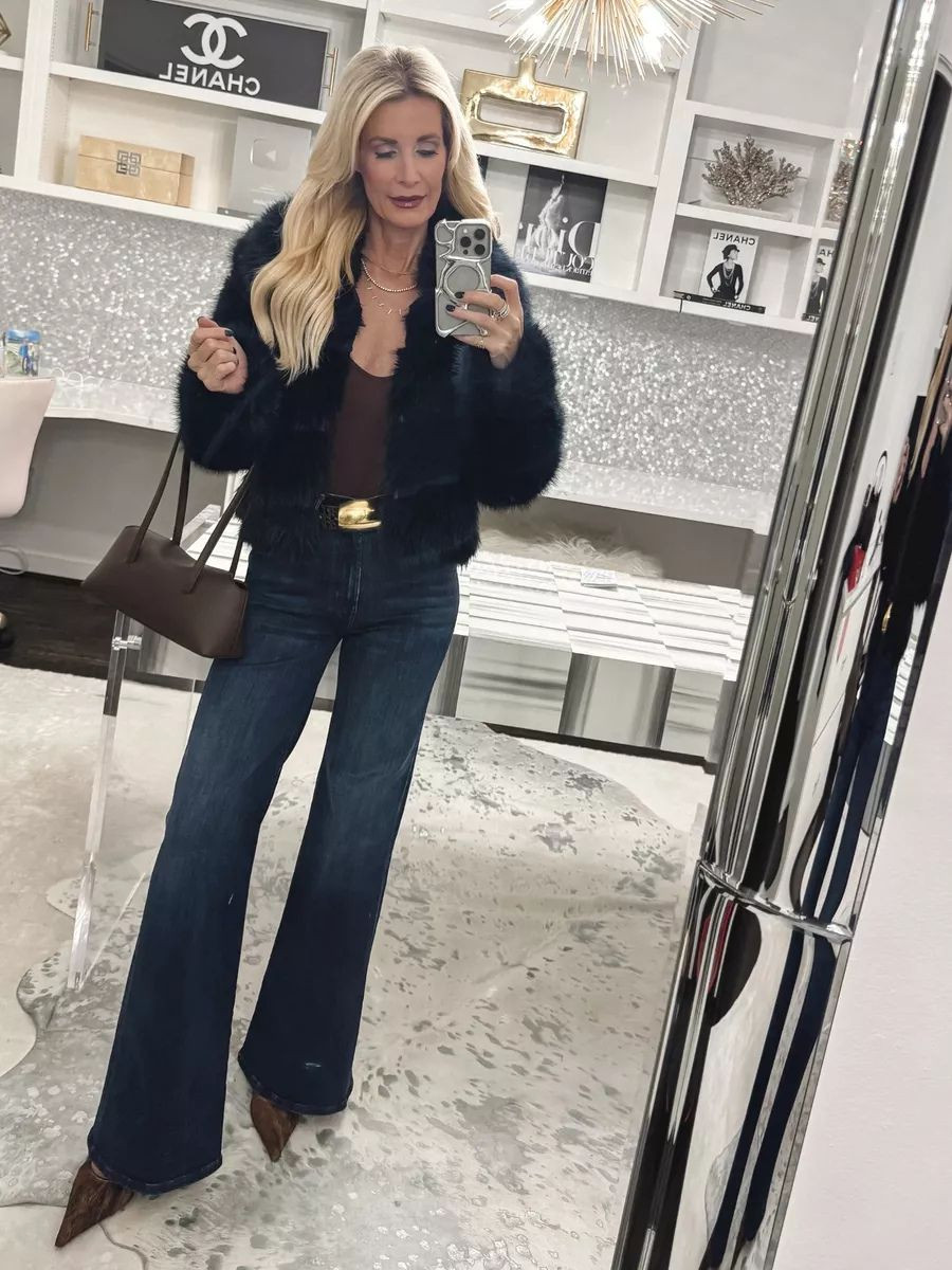 If you’ve been hunting for the perfect denim, these best-selling MOTHER jeans truly live up to the hype. They lengthen the legs, hug in all the right places, and work for everything from casual days to nights out. A total wardrobe staple. I’m wearing a size 24 and they fit true to size. 

 

#LTKootd #LTKSeasonal #LTKOver40