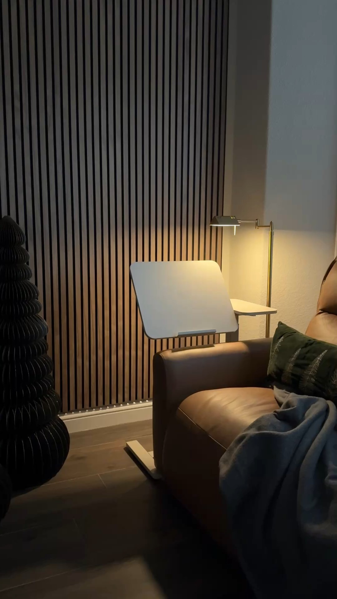 I made myself a little cozy spot to work from in my husband’s office 😊 and of course had to add some Christmas decor ! 

#LTKdayinmylife #LTKHome #LTKHoliday