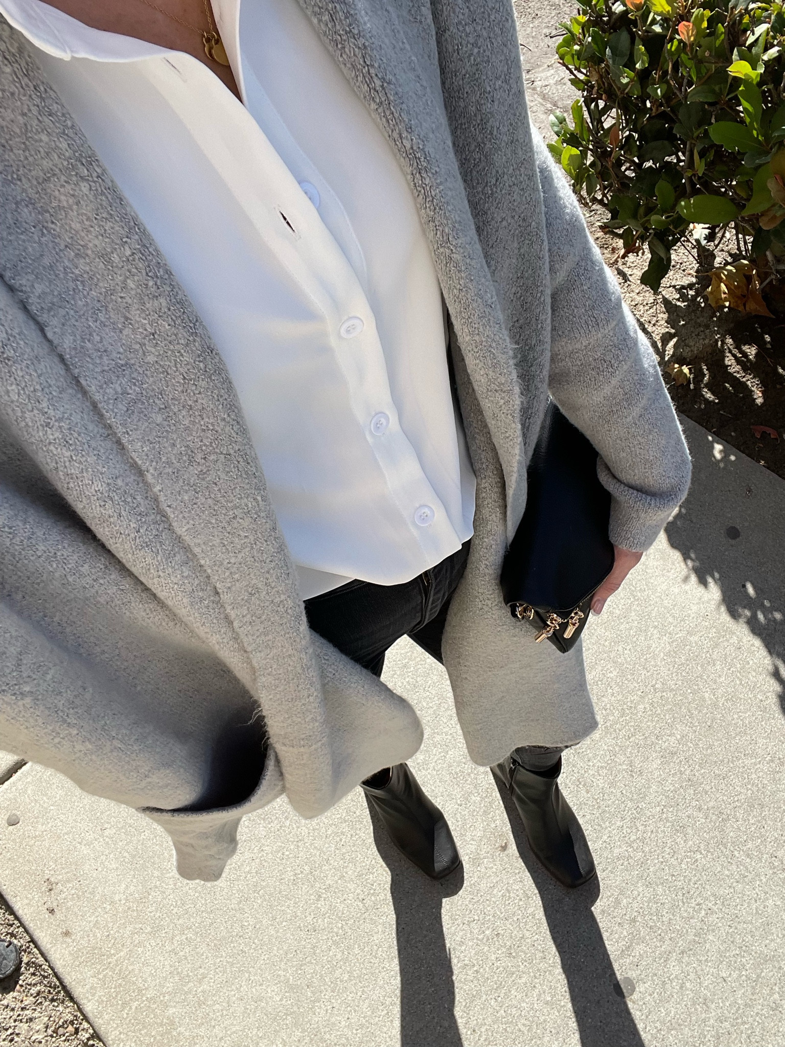 Casual workwear.

#cardigan #buttonupblouse #highrisejeans #boots #handbag

#LTKWorkwear #LTKShoeCrush #LTKFindsUnder100