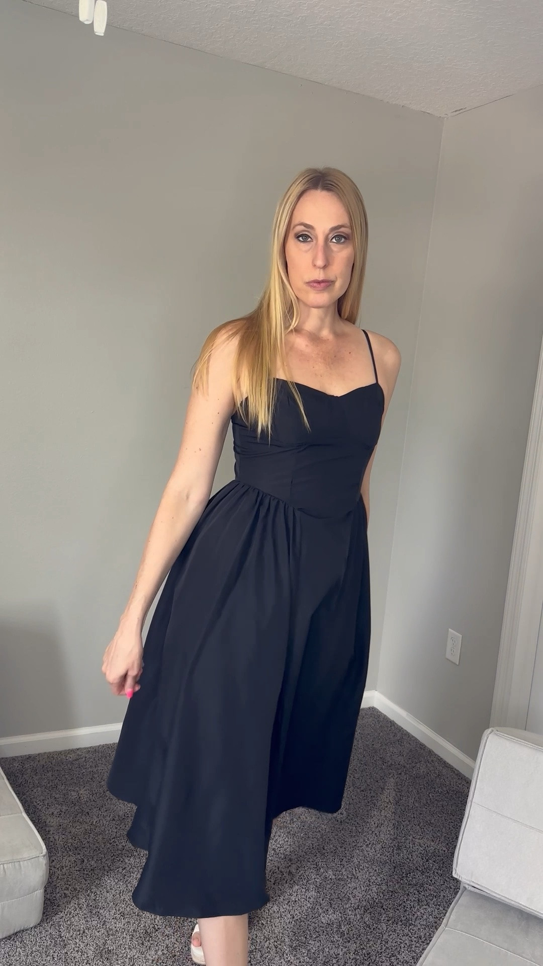 Elegant little black dress for summer nights out
🖤 I love how it gives you a perfect figure 
🖤 it does have some stretch to it
🖤fits true to size, wearing size small and I am 5’10”