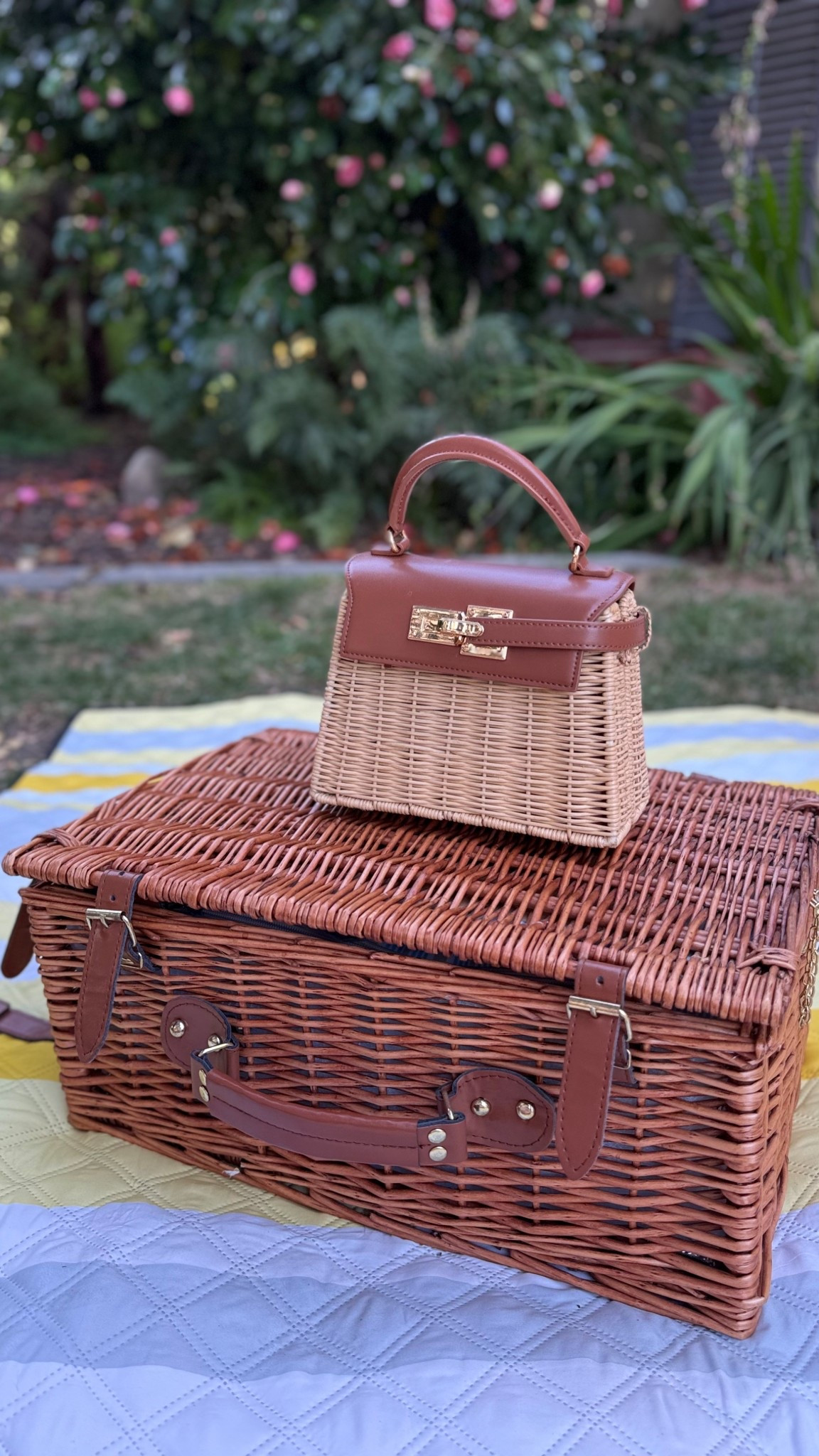 If you want a Kelly Picnic inspired bag for less, here is the one for you 🤎


#kellypicnic #picnicbag #rattanbag #springbag #easterbasket

#LTKootd #LTKU
