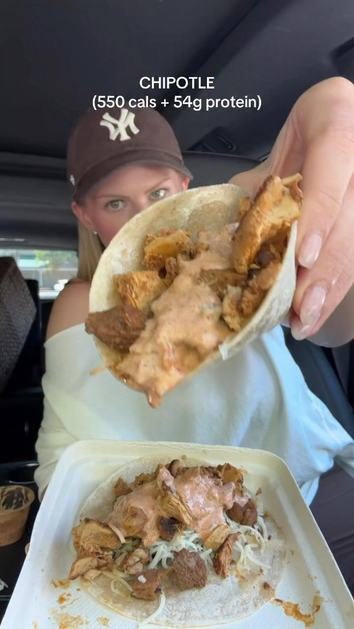 Chipotle (550 cals + 54g protein) 🌮 
and all for about $10. Here’s how to order: 
-1 Kids Meal with soft tacos, steak, fajita veggies, and cheese. No chips. Diet Coke for the hatersss.
-a side of chicken 
-extra side of red chili habanero salsa and a side of sour cream (mix half and half for about 60 cals) not included in macros above. 
If you don’t want to make your sauce, they also have green Tabasco sauce at the counter that’s really good and zero cals! 
#chipotle #protein #fastfood #order #mealprep
