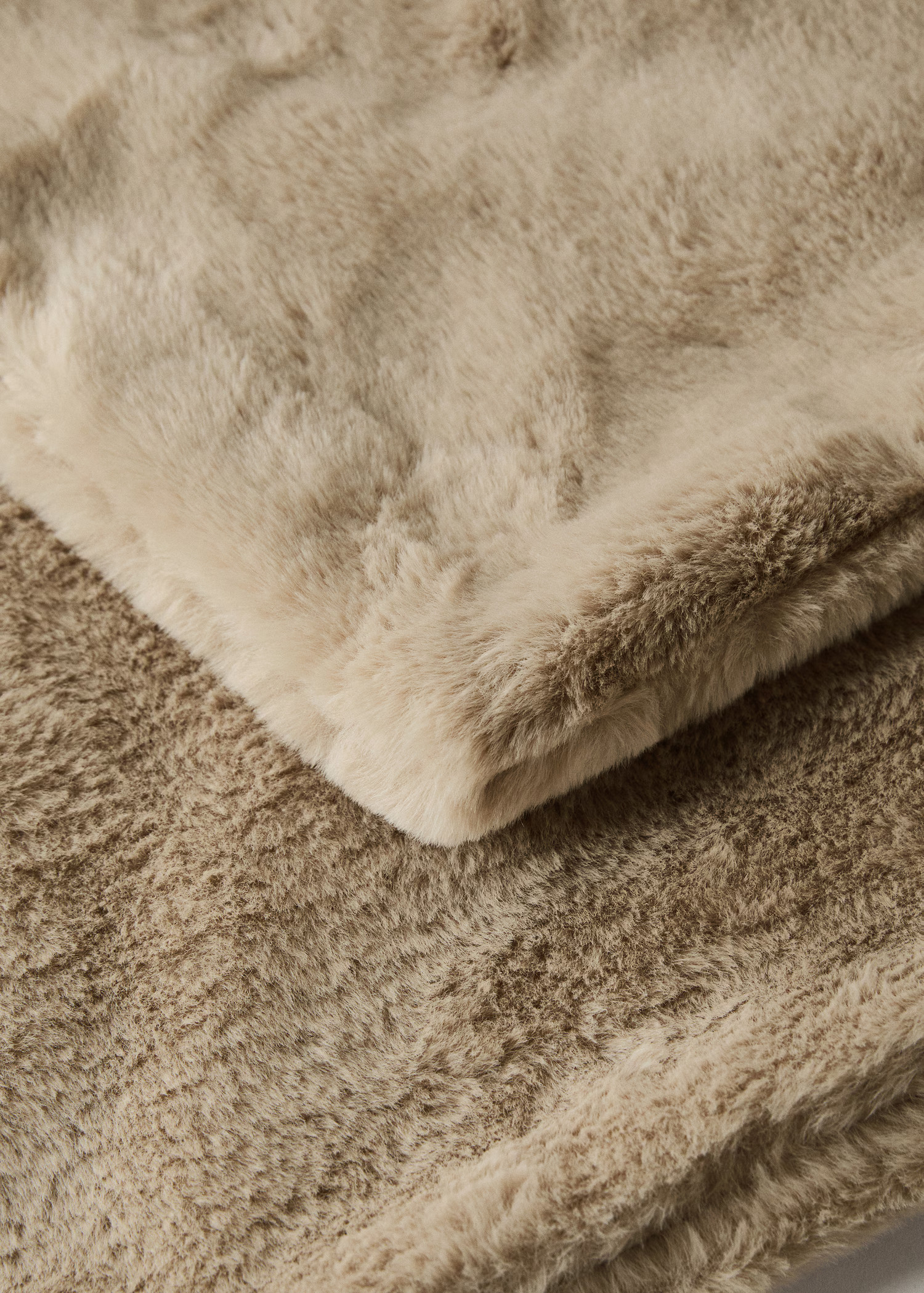 Large double-faced fur-effect blanket | MANGO (UK)