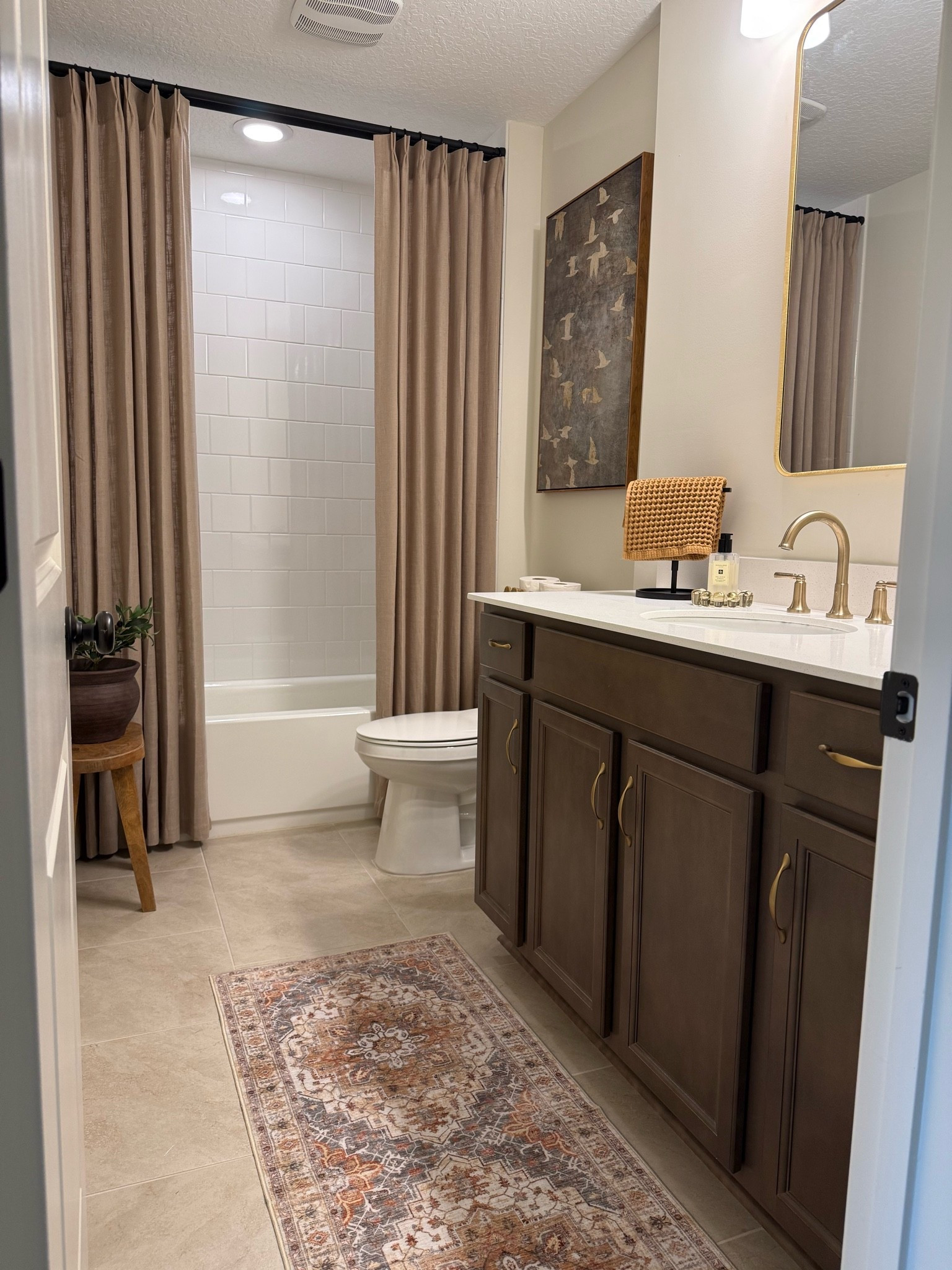 Guest bathroom favorites.. All from Amazon- loving this low pile runner and curtain hack 👏🏽 

Amazon bathroom finds, master bathroom, guest bathroom, Amazon home finds, home hacks, affordable bathroom finds