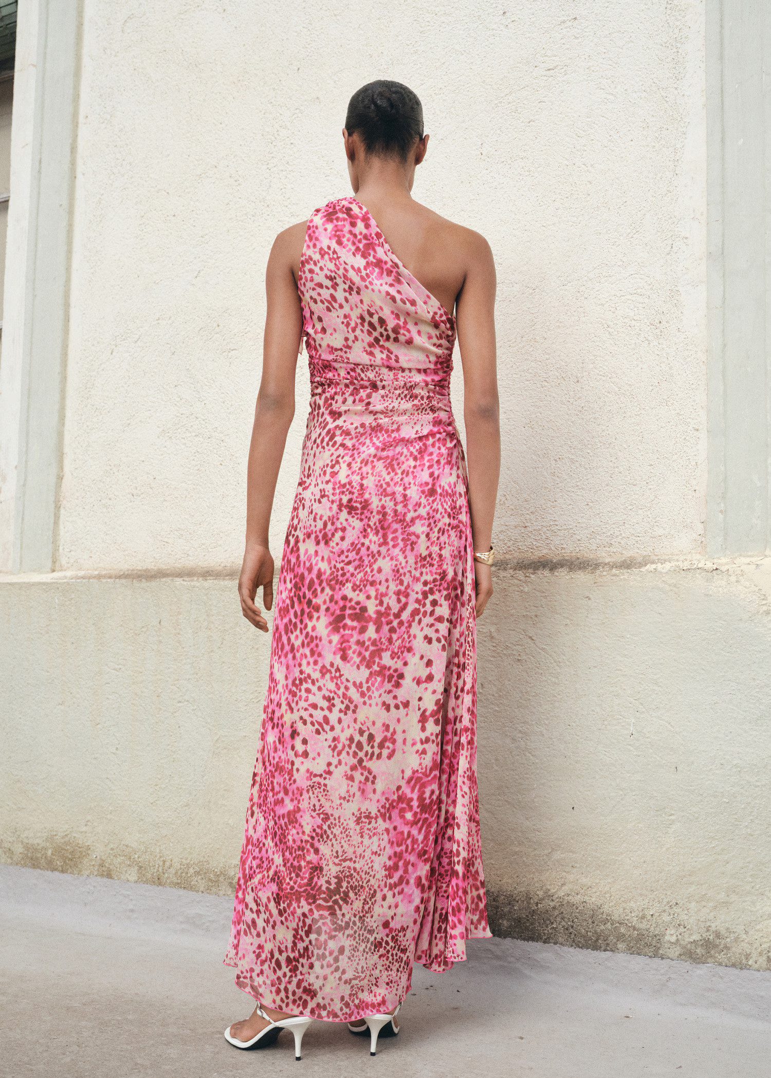 Asymmetrisches Kleid mit Animal Print | Mango EU