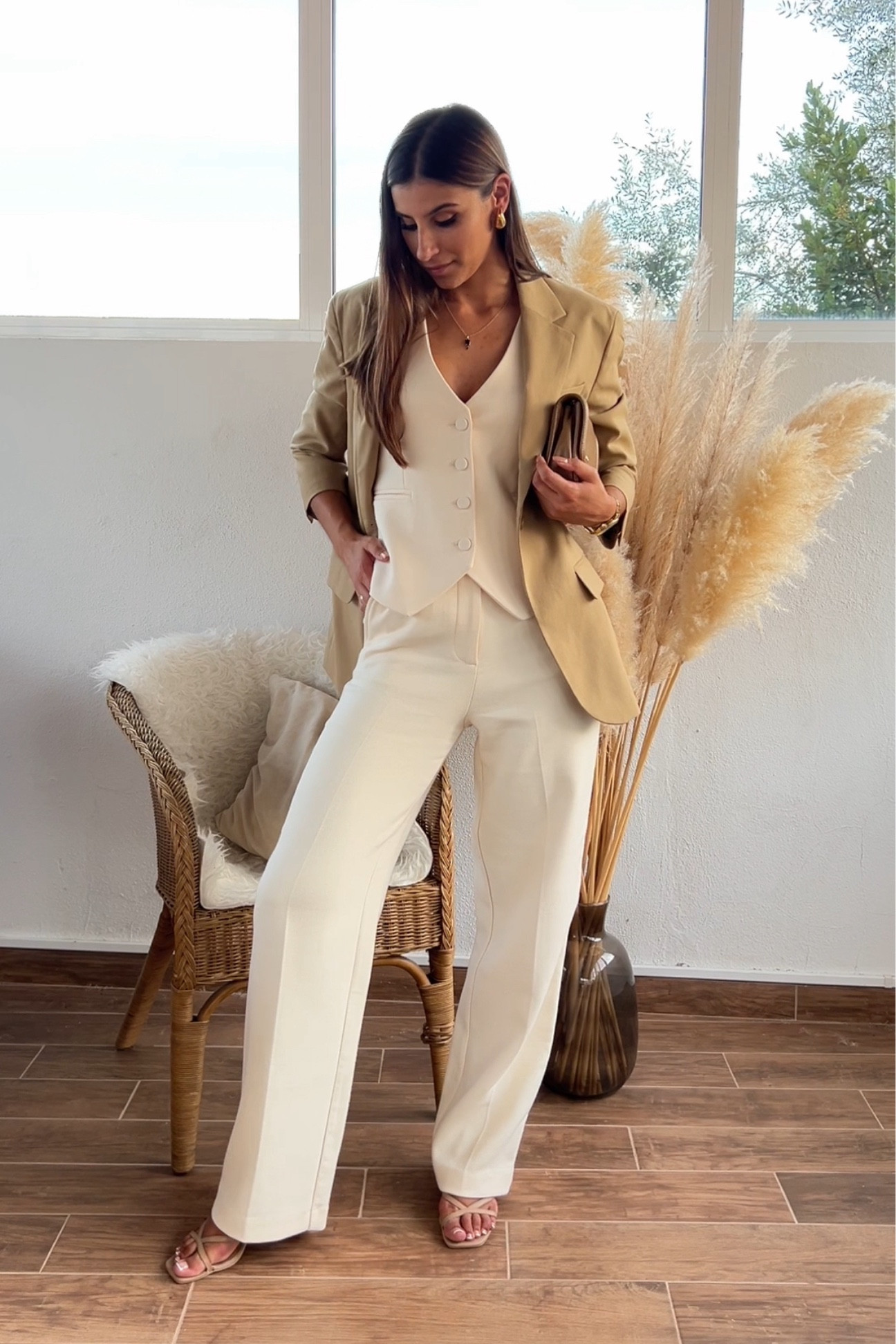 This ARKET blazer is just perfect! Perfect color and perfect fitting. It is an oversizes fitting so if you don’t want it too big, I would recommend to size down. I’m normally a 36/S size but in this case I ordered a 34 and fits exactly like I want to.

#LTKeurope #LTKworkwear #LTKstyletip