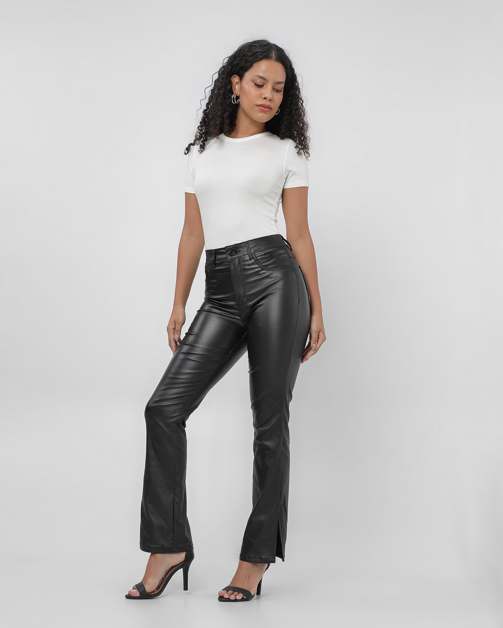 Calça feminina bootcut resinada cintura alta preta | Sawary | Riachuelo (BR)