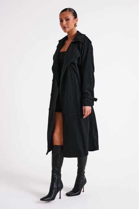 Staple winter trench coat from Meshski 🖤 I wear a size small in this 🧸✨