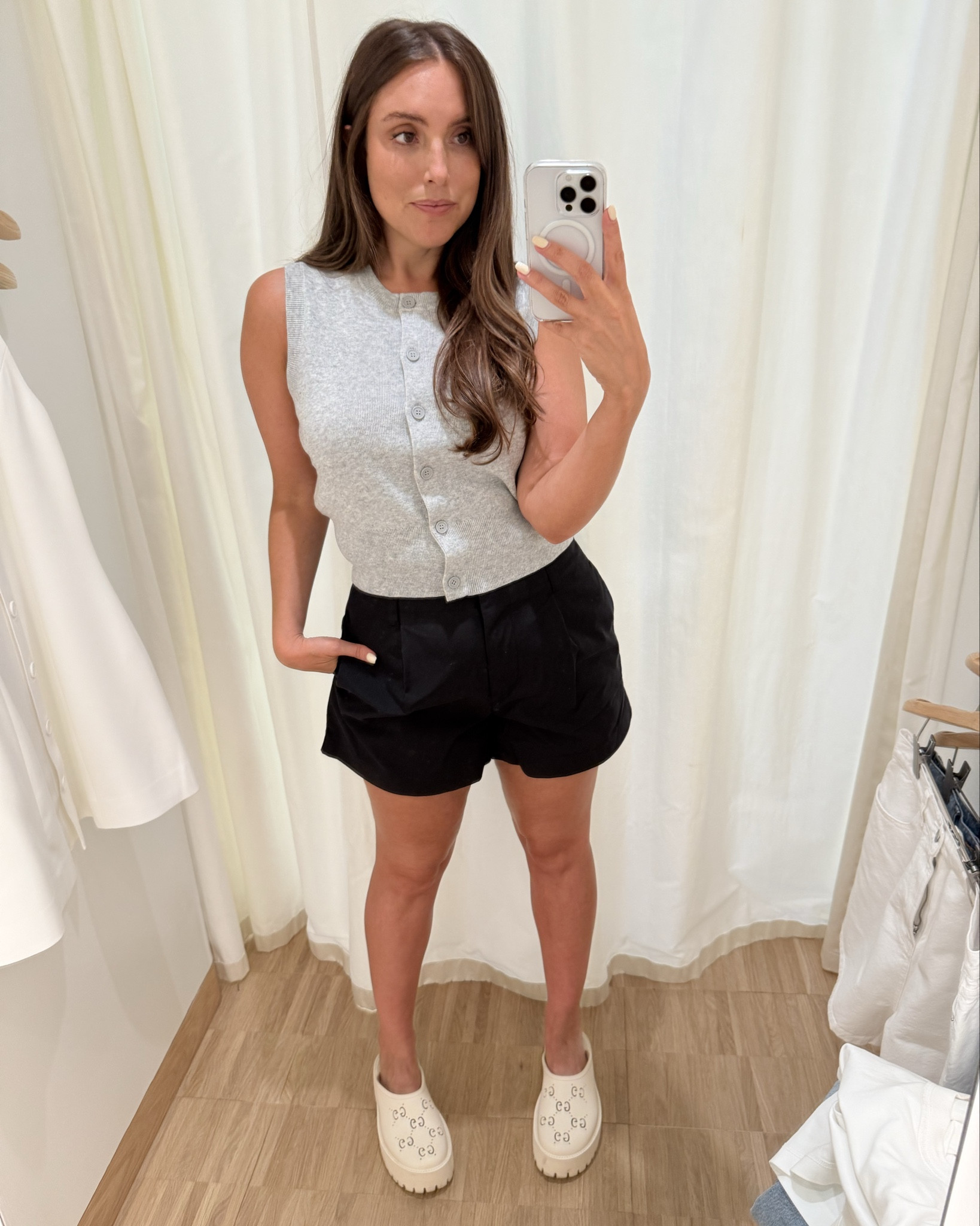 One vest, two ways

New styles from Henne 

Vest size Large 
Black shorts size 12
White denim shorts size 31

#LTKstyletip #LTKsummer #LTKaustralia