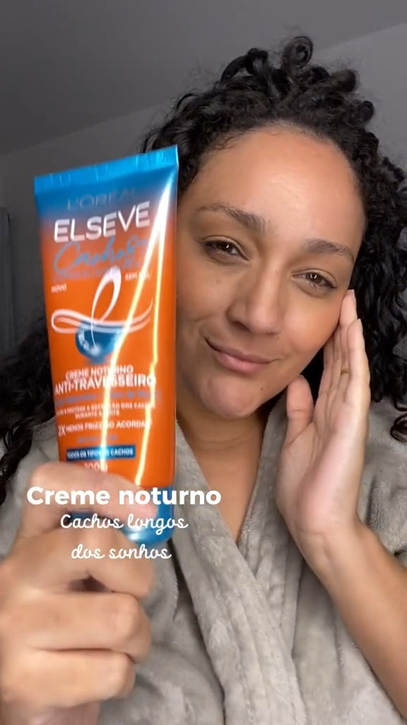 O creme noturno antitravamento é um creme de pentear para ser usado pela noite com o intuito de preservar os cachos, tratar as pontas duplas, diminuir os frizz.

Usei touca de cetim para dormir e eu amei o resultado. Ao acordar só fiz dar volume no cabelo com as pontas dos dedos e realmente achei que ele deixou meus cabelos com um Day after mais bonito ❤️

Ele é da Loreal da linha Cachos longos dos sonhos, o creme noturno anti-travesseiro, possui ácido hialurônico e óleo de rícino em sua composição 😉

Já usei ele como creme de pentear também e meu cabelo ficou lindo demais! 

#LTKBeautySale #LTKbrasil #LTKbeauty