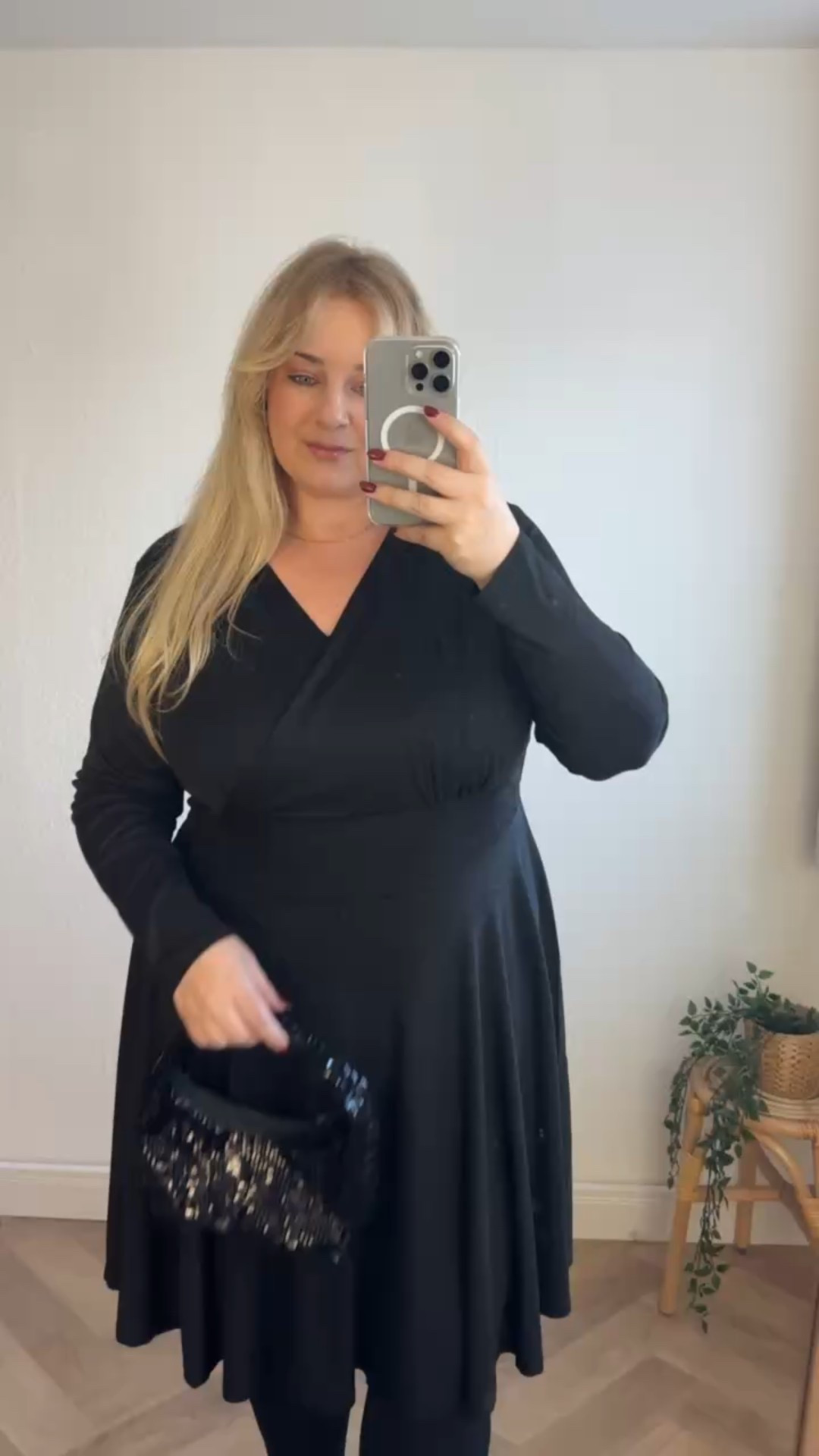 Jerseykleid 

Code: beauty15dez

(Gültigkeit: 04.12.-einschl. 06.12; 15% auf Alles; einmalig einlösbar pro Kundin; gilt in DE App & Webshop)

#kleid #jerseykleid #allblack #curvy

#LTKplussize #LTKdeutschland #LTKkleider
