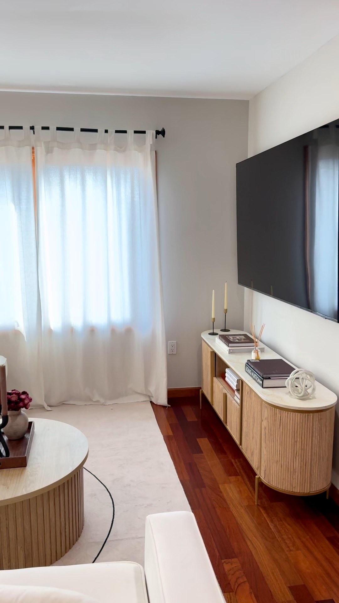 Part 2 of upgrading my living room ✨
All I did was change the curtains… and WOW.
Hanging curtains from ceiling to floor instantly makes the space feel taller, more elegant, and way more luxurious — even in a small apartment.

The best part?
I found this peel-and-stick curtain rod on Amazon (no drilling, no damage, renter-friendly 🙌). Such an affordable upgrade, but the impact is HUGE.

If you want your home to look elevated without spending a fortune, this is your sign:
✨ ceiling-to-floor curtains change everything ✨

Stay tuned because there are more upgrades coming 🤎🏡

#LivingRoomUpgrade #HomeUpgrade #InteriorDesignReels #AffordableLuxury #HomeDecorIdeas #SmallSpaceDesign #RentalFriendly #AmazonFinds #AmazonHome #CurtainGoals #CeilingToFloor #HomeStyling #ModernHomeDecor #LuxuryOnABudget #CozyHome #HomeInspo #DecorReels #InteriorInspo #DesignDetails #BeforeAndAfterDecor #ElevatedLiving #HomeTransformation #AestheticHome #WarmInteriors #NeutralHome