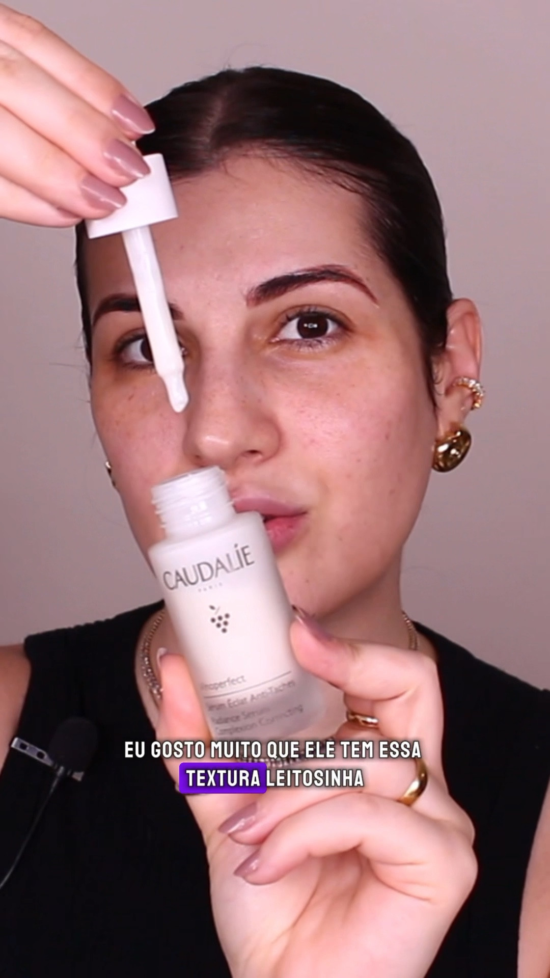 Serum antioxidante que não deixa a pele oleosa e nem da espinha, mais potente que a Vitamina C e é amigo da maquiagem! Pode ser usado por todos os tipos de pele incluindo as oleosas, acneicas e sensiveis também! 
Esse é o sérum Vinoperfect de Caudalie!  

#LTKbrasil #LTKMostLoved #LTKbeauty