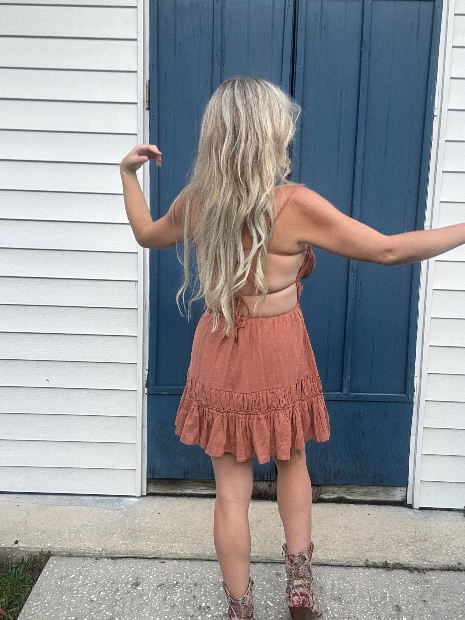The perfect piece to transition into fall…especially it in cooler climates.
The back of this dress is super pretty. I find it very flattering we some dresses with a lot of back detailing make me self conscious.

These floral botties are a must have!


Sizing; medium and size 9 in booties
Code: hilary35 35% off sitewide 

Mini dress
Fall fashion
Booties
Pumpkin patch dress
Hayride dress
Thanksgiving dress
Fall festivities icecream

#LTKdayinmylife #LTKmomlife