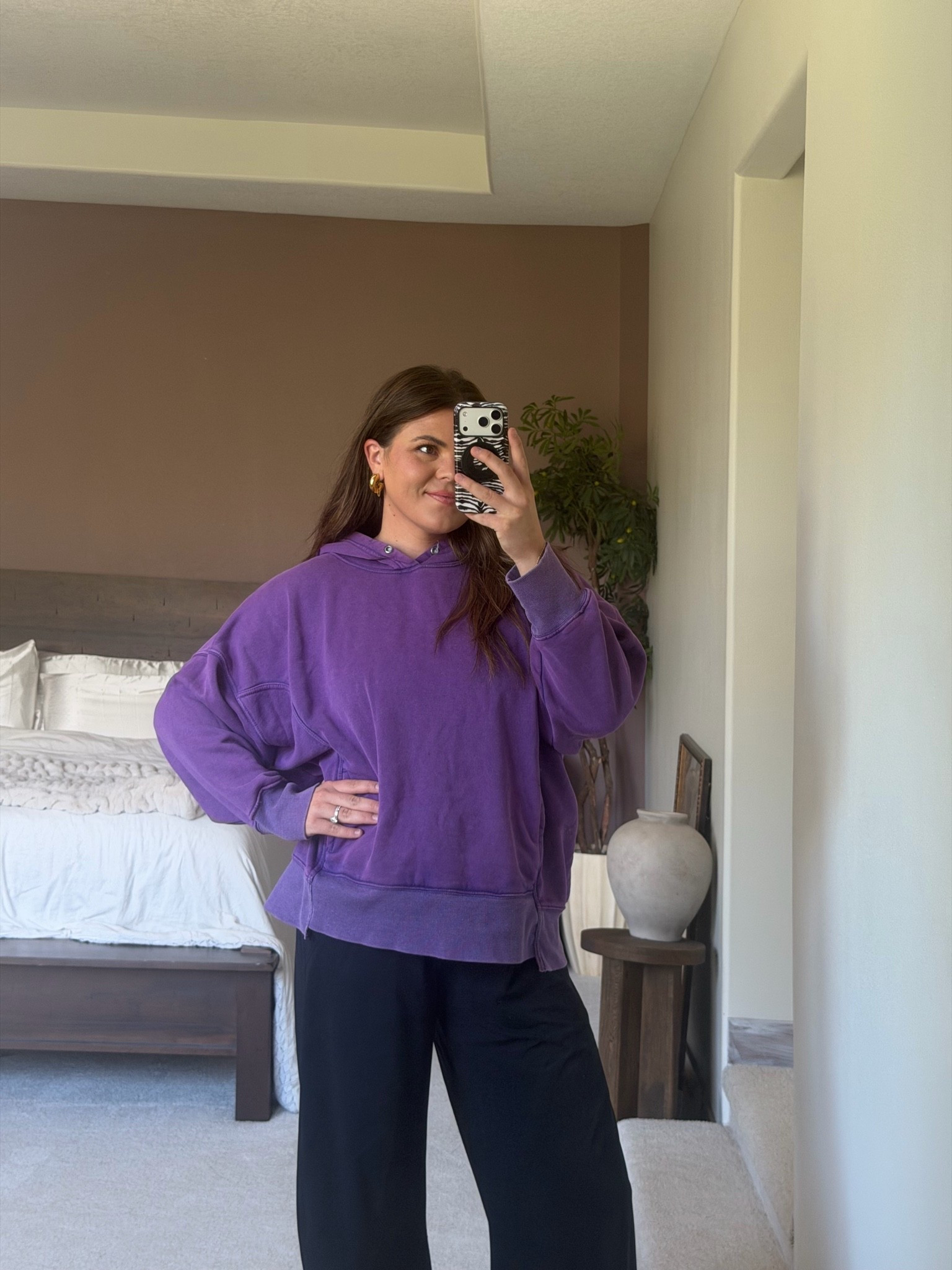 @freepeople perfectly oversized sweatshirt! My fav for kids sports. Wearing medium. 
Pants are @Ruti 

Midsize, size 12, size 14, mom style, curvy outfit, thick tummy approved