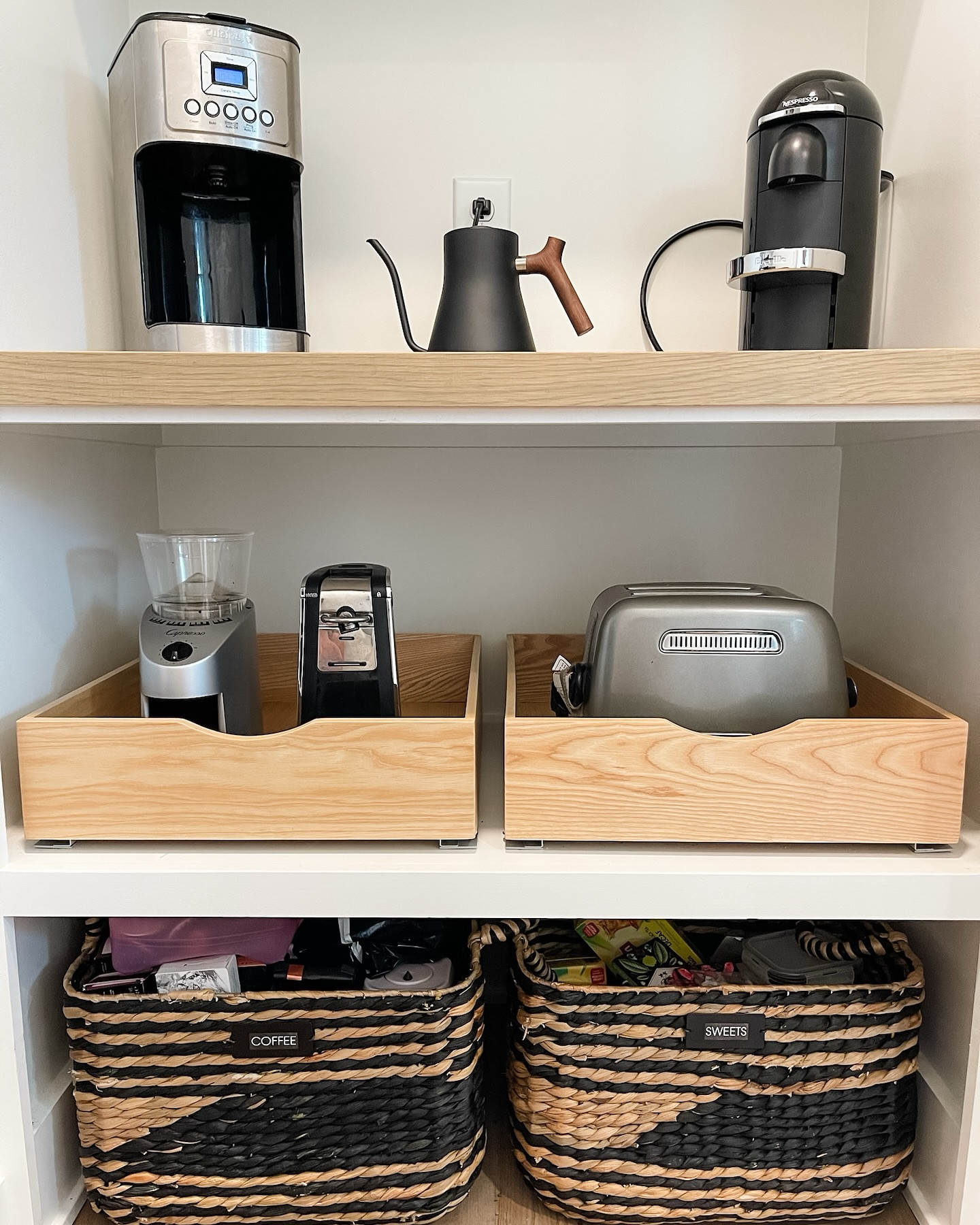 A little pantry inspo for your Saturday! Crisp, clean and contained - just the way we like our spaces! 🪄