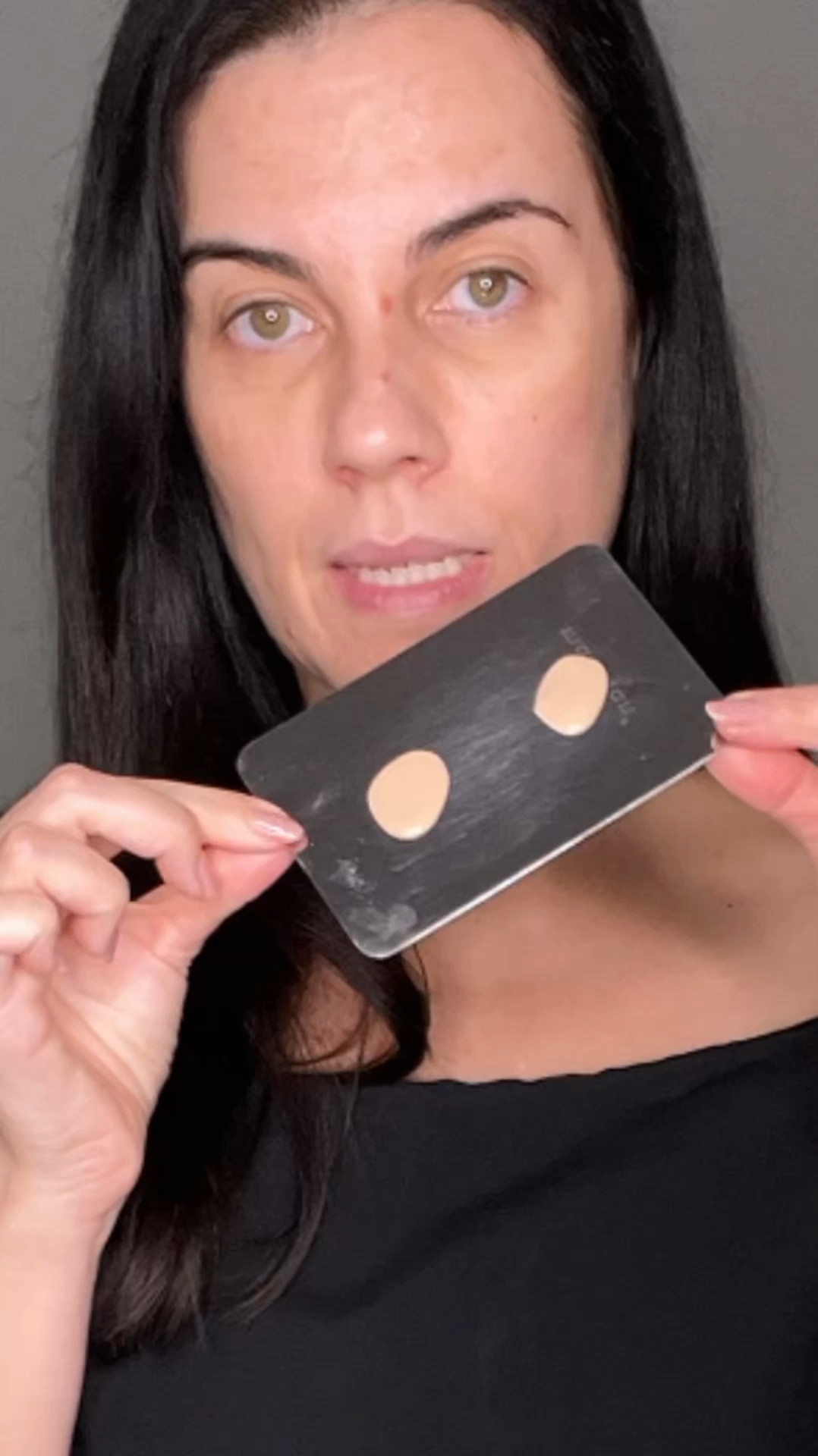 Esponja ou pincel para aplicação da base?

A esponja absorve bem mais produto e entrega uma cobertura menor que o pincel, via de regra.

Fica claro no vídeo, em que usei a mesma quantidade de base. 

A esponja costuma ser mais prática, em especial para quem não tem muita habilidade com a maquiagem.

A esponja úmida ficaria no meio termo, desperdiça menos que a esponja seca. Entrega um acabamento bem natural e leve da base, gosto também. 

Não tem melhor nem pior, depende do que você quer, da sua necessidade para cada ocasião. 

Eu uso a esponja seca e úmida e também o pincel. 


#LTKbrasil #LTKbeleza