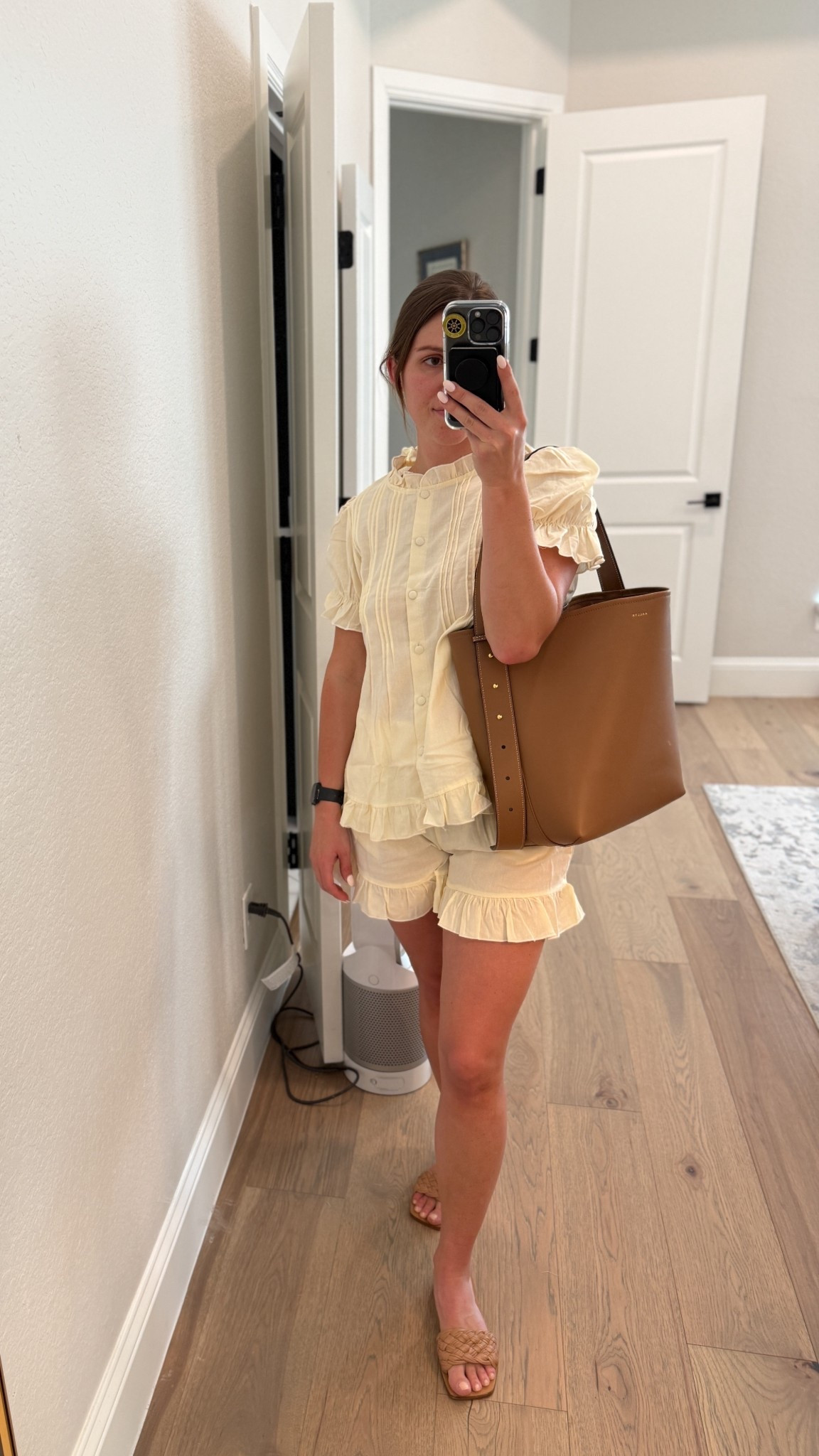 The perfect set😍
There is no filter on this photo, because I wanted you to be able ti see the true yellow color. I feel like it looks way more yellow online, but it is truly the perfect pale yellow. 
I’m usually an XS and wearing a S(the smallest size it comes in). I do have the shorts rolled down once because they’re slightly long. I would say it runs tts. 
Also comes in blue, white & black.