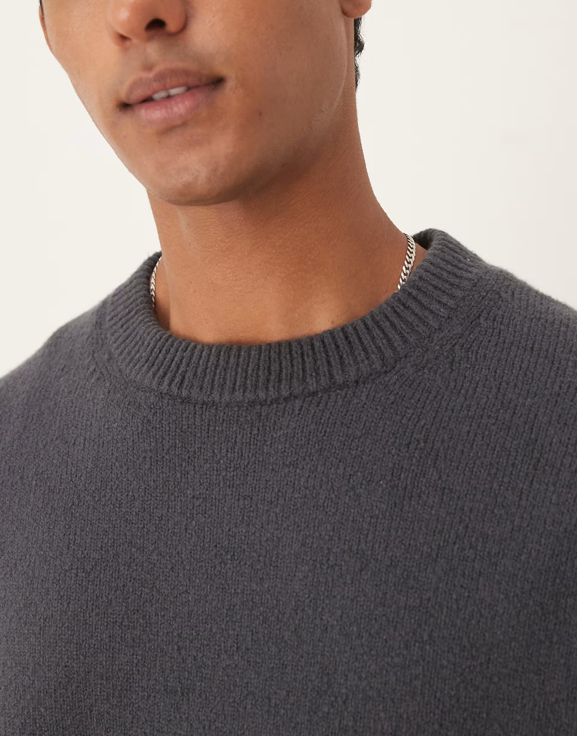 ARKET – Superweicher Strickpullover in verwaschenem Schwarz mit Rundhalsausschnitt | ASOS | ASOS (Global)
