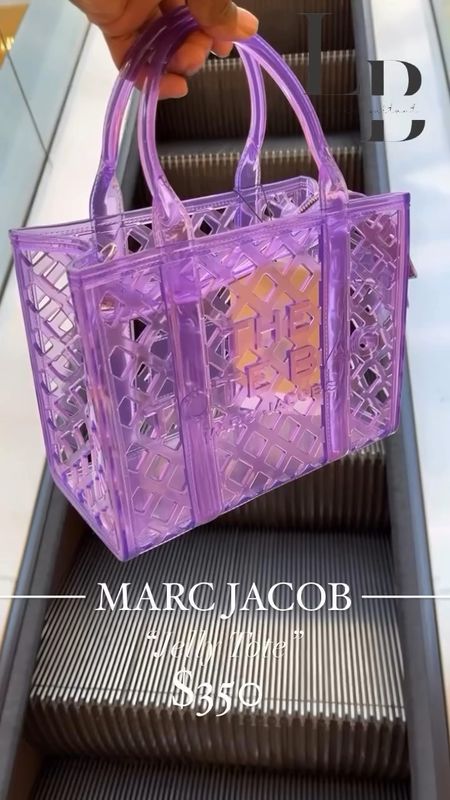 @fashionbombdaily New from @marcjacobs to keep you poolside chic 😎 The Jelly tote is priced at $350 and features a cross hatch pattern and detachable shoulder strap. Hot! Or Hmm…? Find a link to purchase in our bio! 
*
Do you have a #bombaccessories brand? DM us to find out how to get your brand here
#marcjacobs #fashionbombdaily
📸 @thereallilboujie 
Blogged by @limo_x