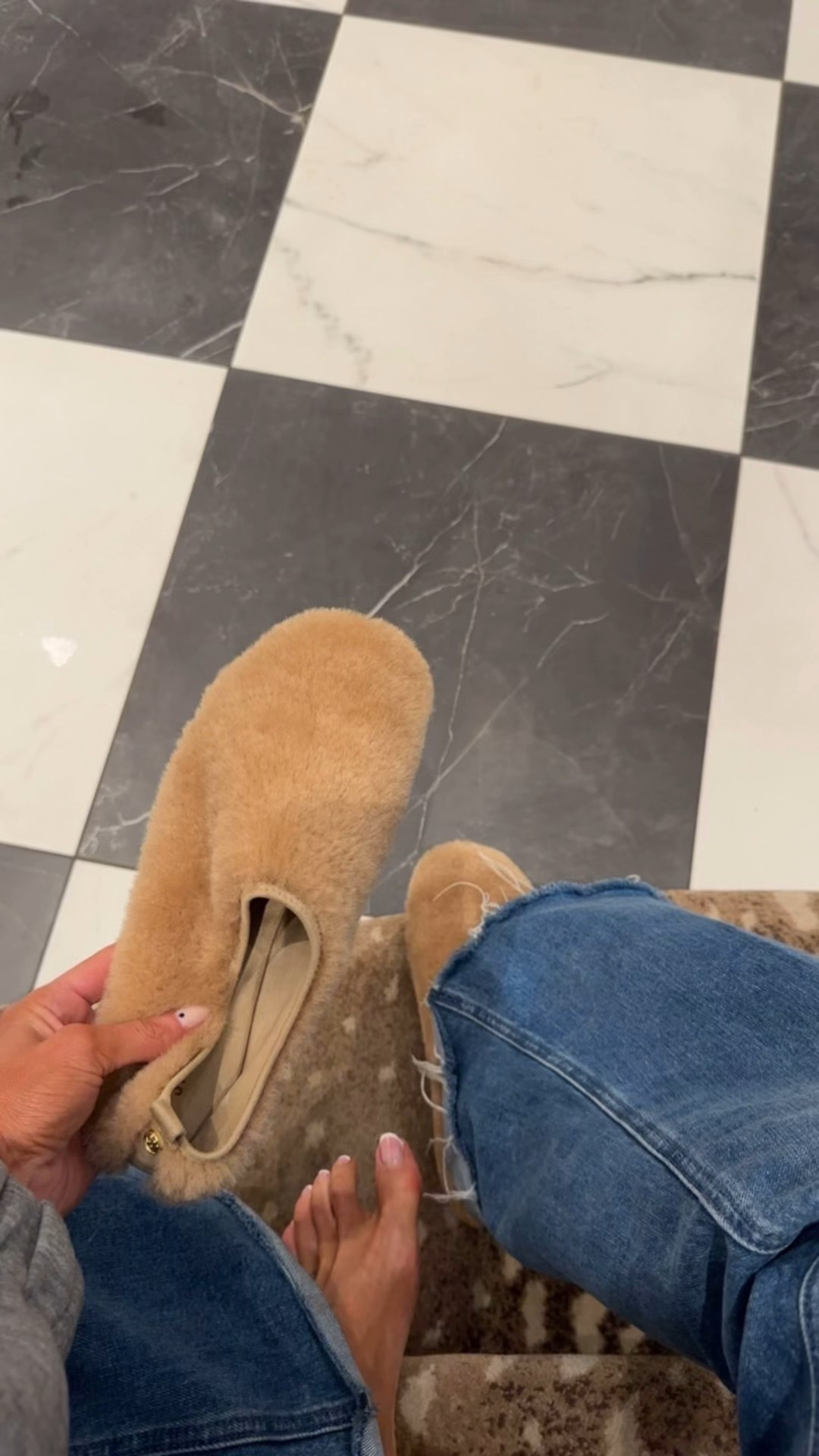 The freakin cutest and coziest winter flats! 😍😍😍 