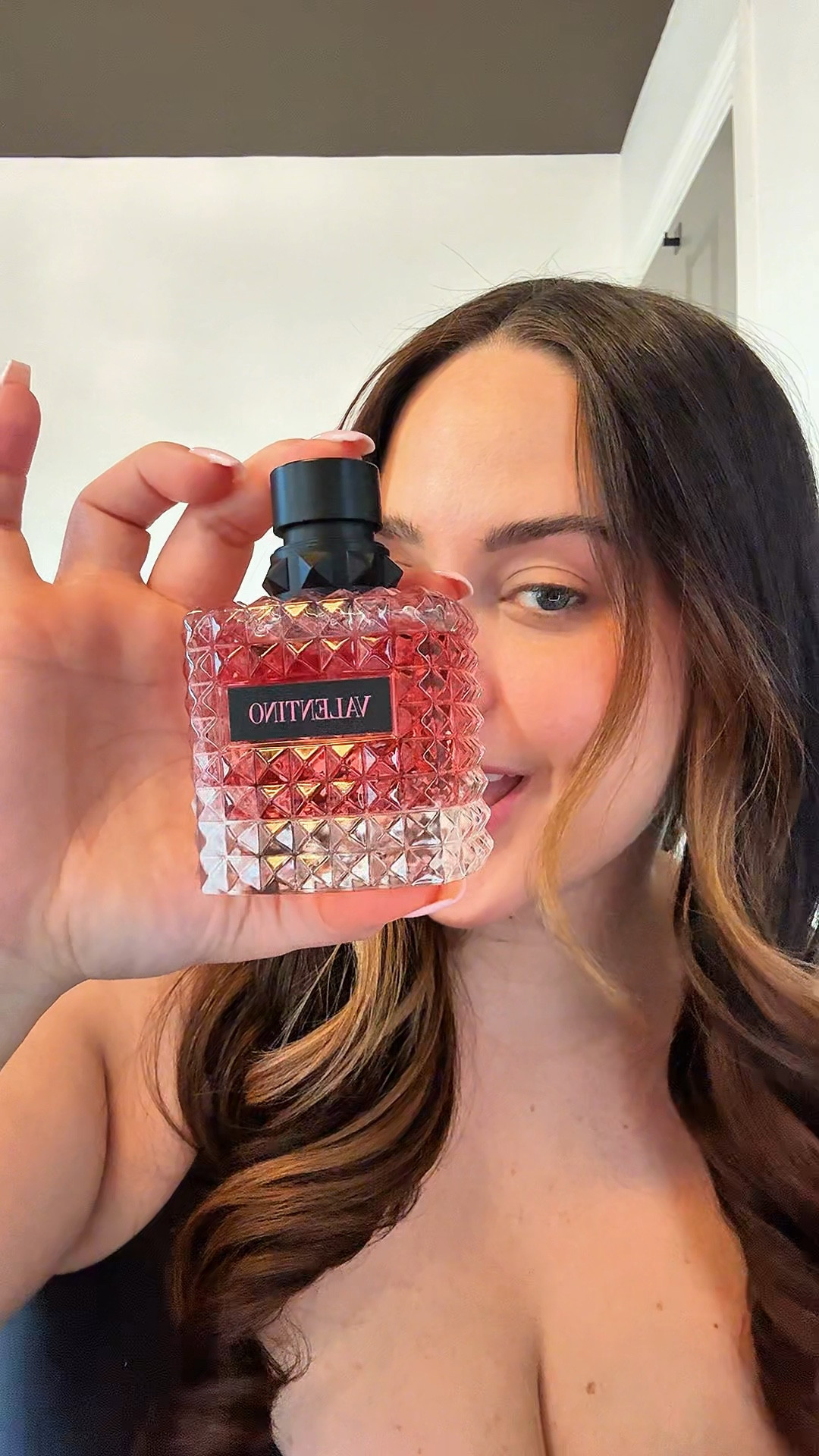 Donna Born In Roma EDP: 
Jasmine sambac, cashmeran and vanilla meet in this fragrance, balancing sensuality & vibrance, all in one

Uomo Born In Roma EDT: 
Blending notes of vibrant violet, aromatic sage & smoked vetiver, but reinvented with an unexpected blend of mineral salt & spicy ginger creating a fresh woody vetiver fragrance

gifted by @valentino.beauty

#BornInRoma, #GiftedByValentinoBeauty #romance, #fragrance #perfume  

#LTKBeauty