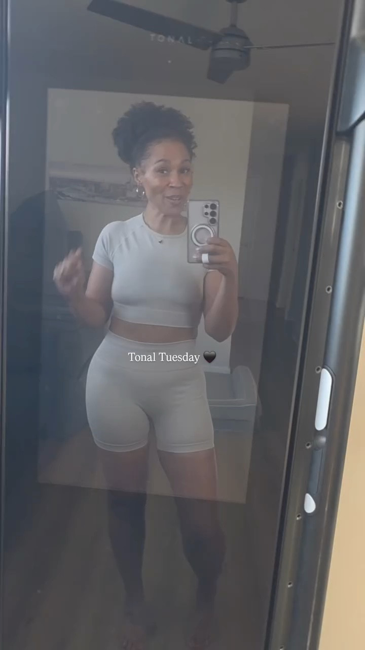@tonal Tuesday with a daily lift! 💪🏾 I would not be where I am today on my fitness journey if I didn’t have this system. It has been life changing! 🖤

#tonal #strengthtraining