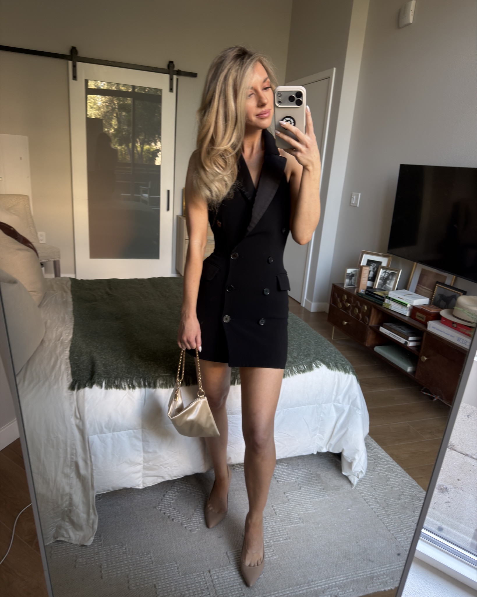 Absolutely love the open back of this gorgeous dress. @renttherunway perfect for events or a date night 