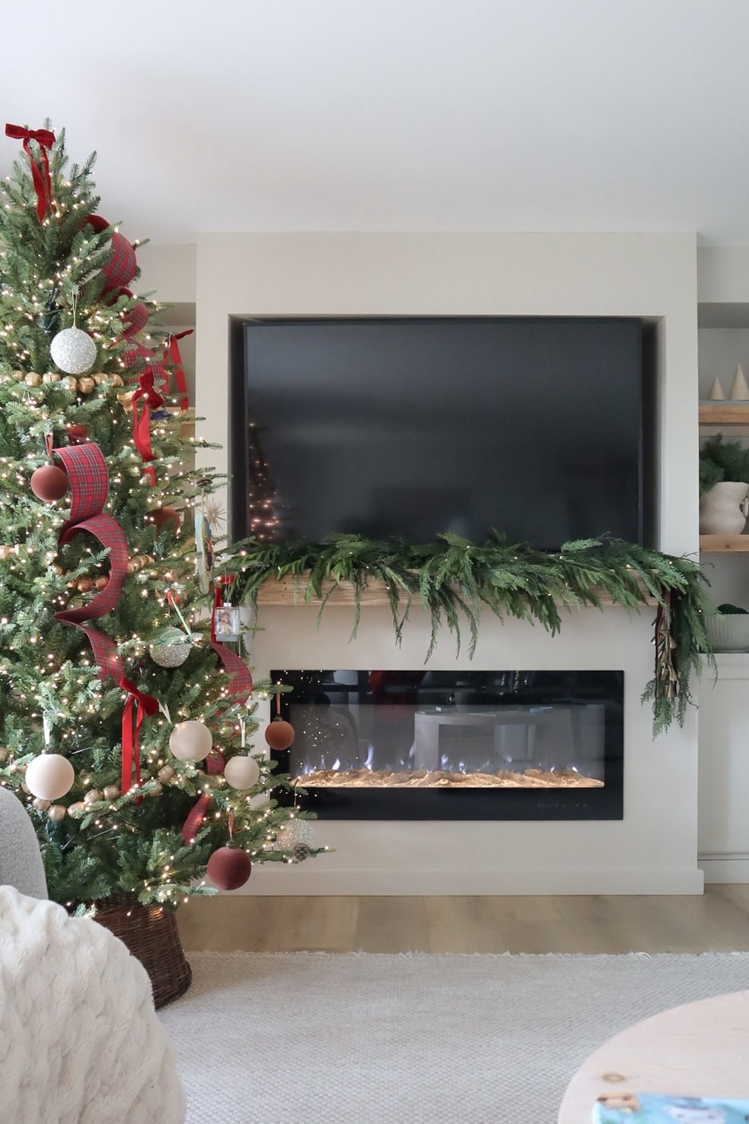 Super simple Christmas mantel 🎄✨❤️

#LTKSeasonal #LTKHoliday #LTKHome
