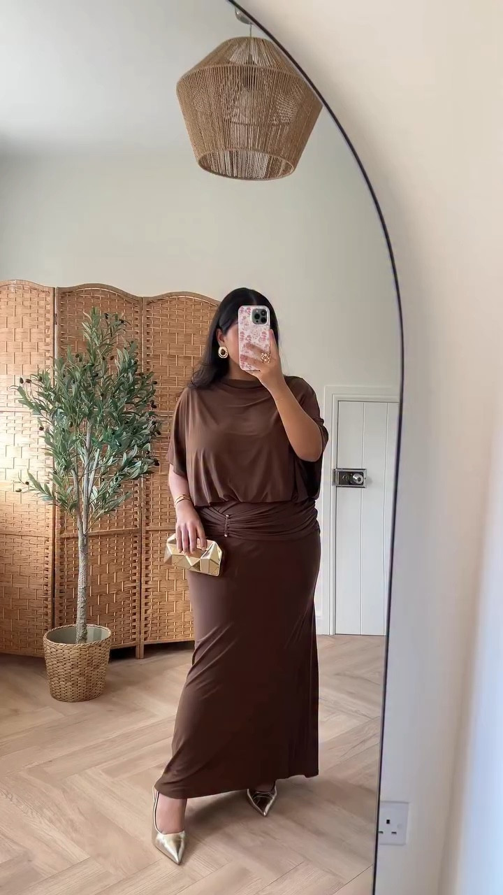 9 weeks postpartum and my body isn’t the same - but I’m learning to find pieces that actually suit me now. Even if that means sizing up. I had to buy size 16 jeans in this reel just for them to fit comfortably over my pouch, when I used to wear a 10–12 with no problem. @asos has so many lovely new-in pieces and having options like this is honestly making this postpartum journey a little easier when it comes to feeling put together again!

* all outfits will be linked on my stories @metapicuk | AD