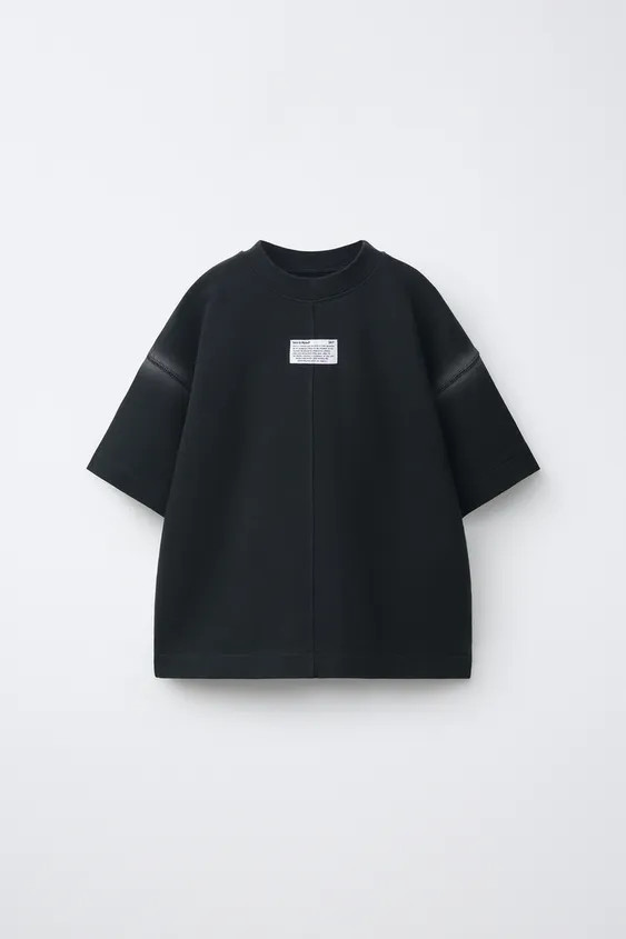 Round neck short sleeve T-shirt. Front label appliqu\u00e9. | Zara US