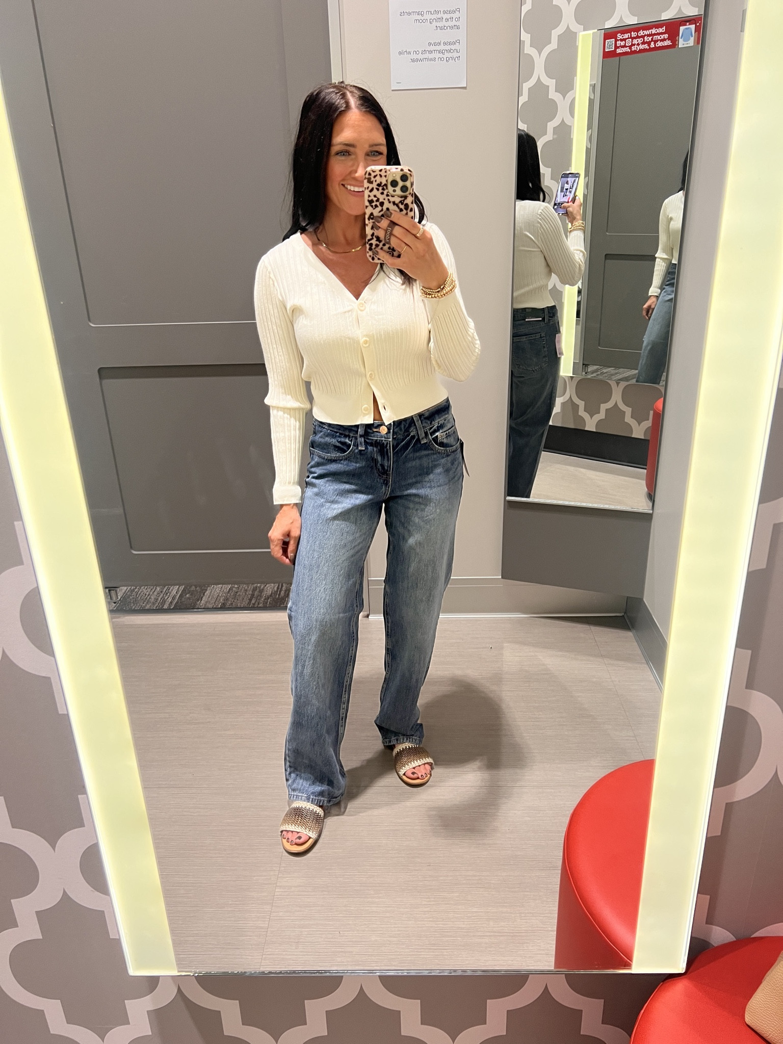 Mid rise straight denim is so good! Hits just below my belly button. TTS. On sale under $20! Wearing a size 4.


#LTKFindsUnder50 #LTKOver40 #LTKPetite