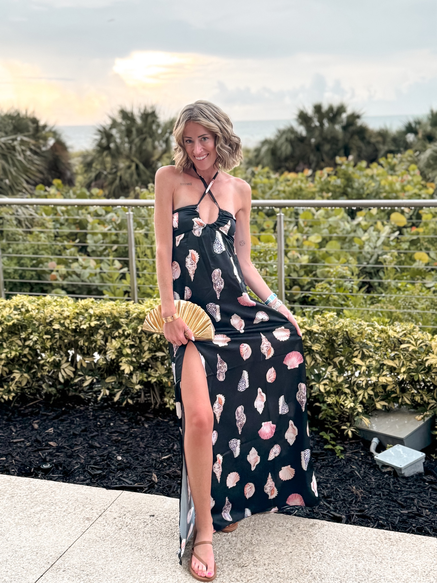 Show me your mumu resort vacation dresses for the beach 
Maxi dress shell and gold fan bag 
