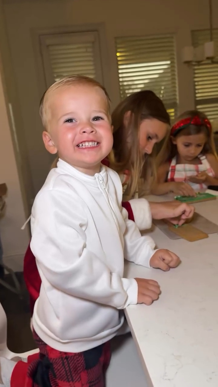 @platoonkids just released their new song ‘COUNTDOWN TO CHRISTMAS! 🎄And it has put our whole family in the holiday spirit. This song has been on repeat in our house. It’s such a fun song to sing and dance to. 🎶 It is the perfect tune to listen to with your friends and family, and play during all of your holiday festivities. 🎅🏻

#ad #christmascountdown #platoonkids #FeelGoodHolidayMoments
#SingIntoTheSeason #CountdownToChristmasJoy